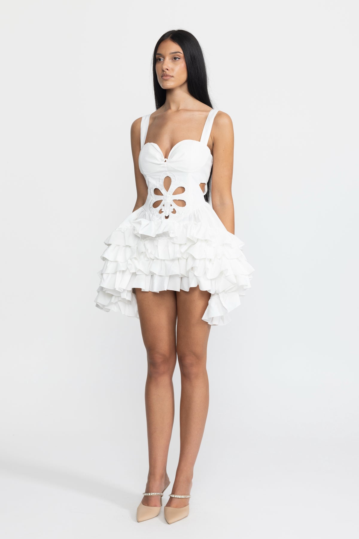 Rochie mini albă cu broderie florală, decupaje și volane