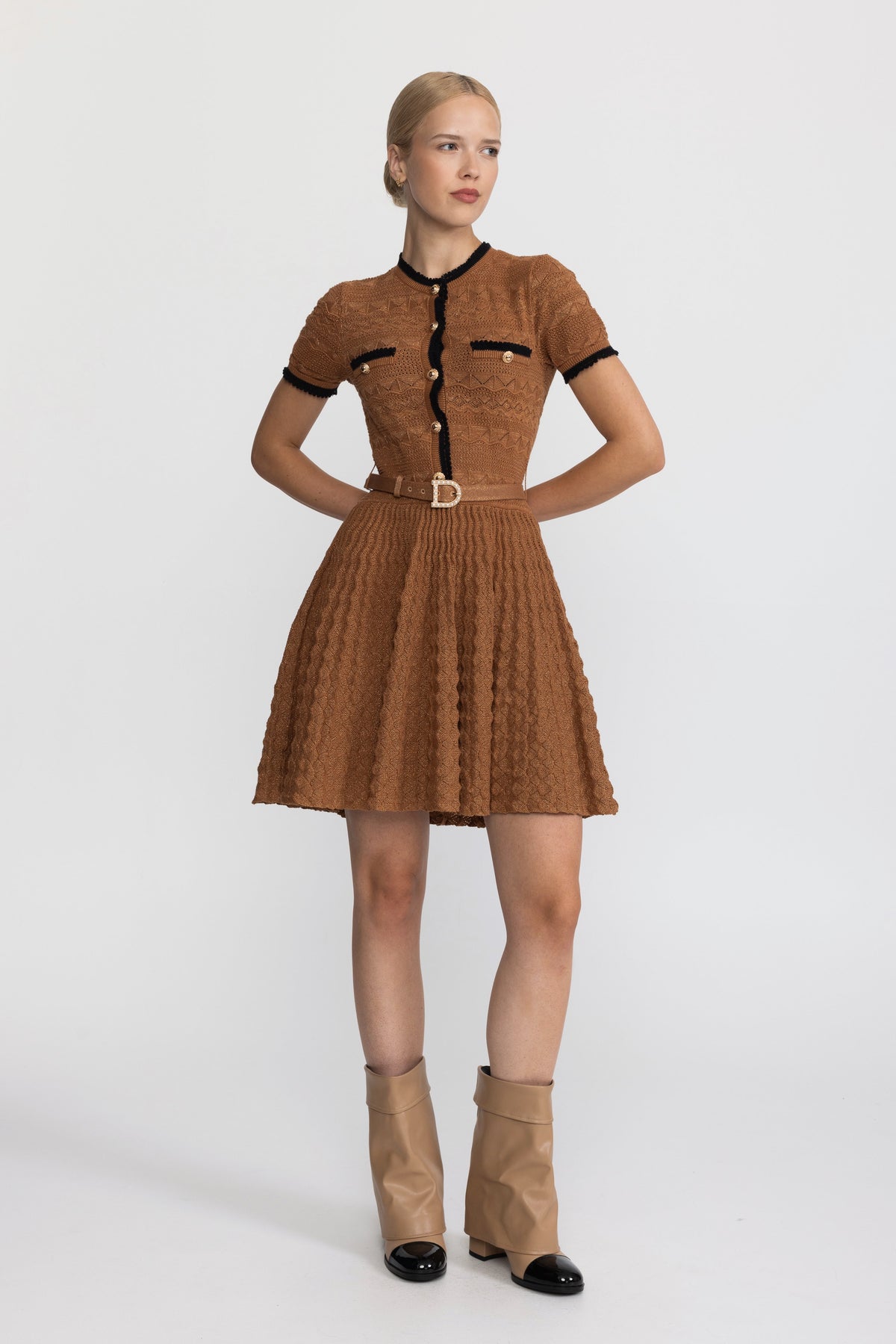 Rochie tricotată pointelle metalizată, cu cordon și finisaje contrastante - Caramel