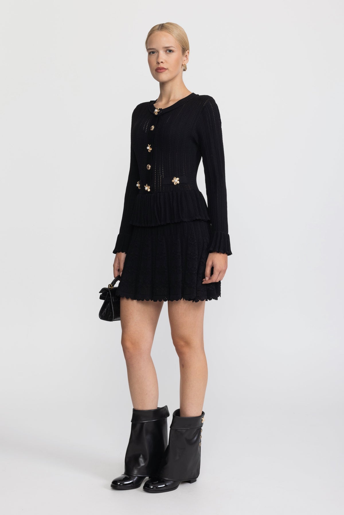 Rochie mini tricotată pointelle cu peplum și nasturi florali - negru