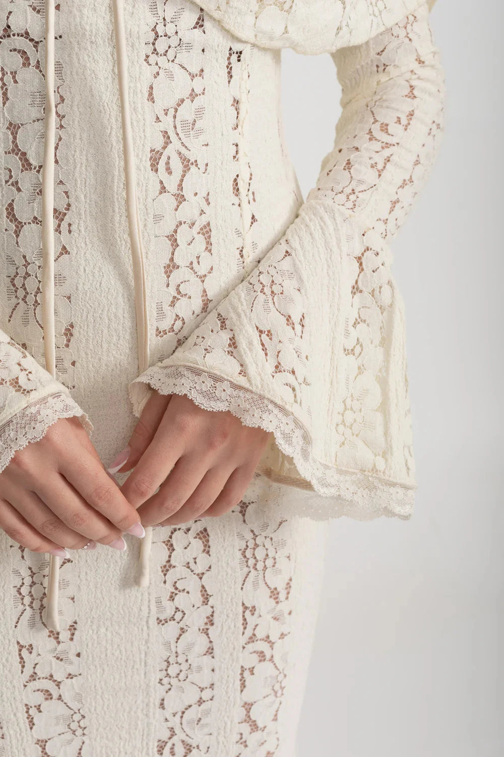 Rochie elegantă din dantelă cu umerii goi și mâneci lungi evazate - Ivoire