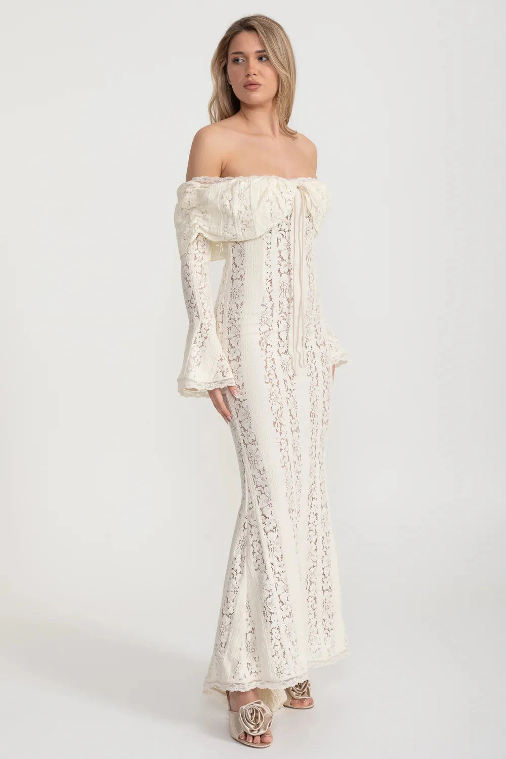 Rochie elegantă din dantelă cu umerii goi și mâneci lungi evazate - Ivoire