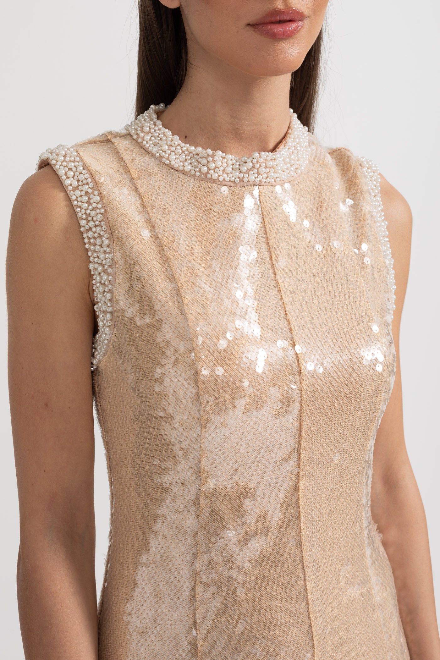 Rochie Elegantă cu Paiete și Accente de Perle Albe - Bej