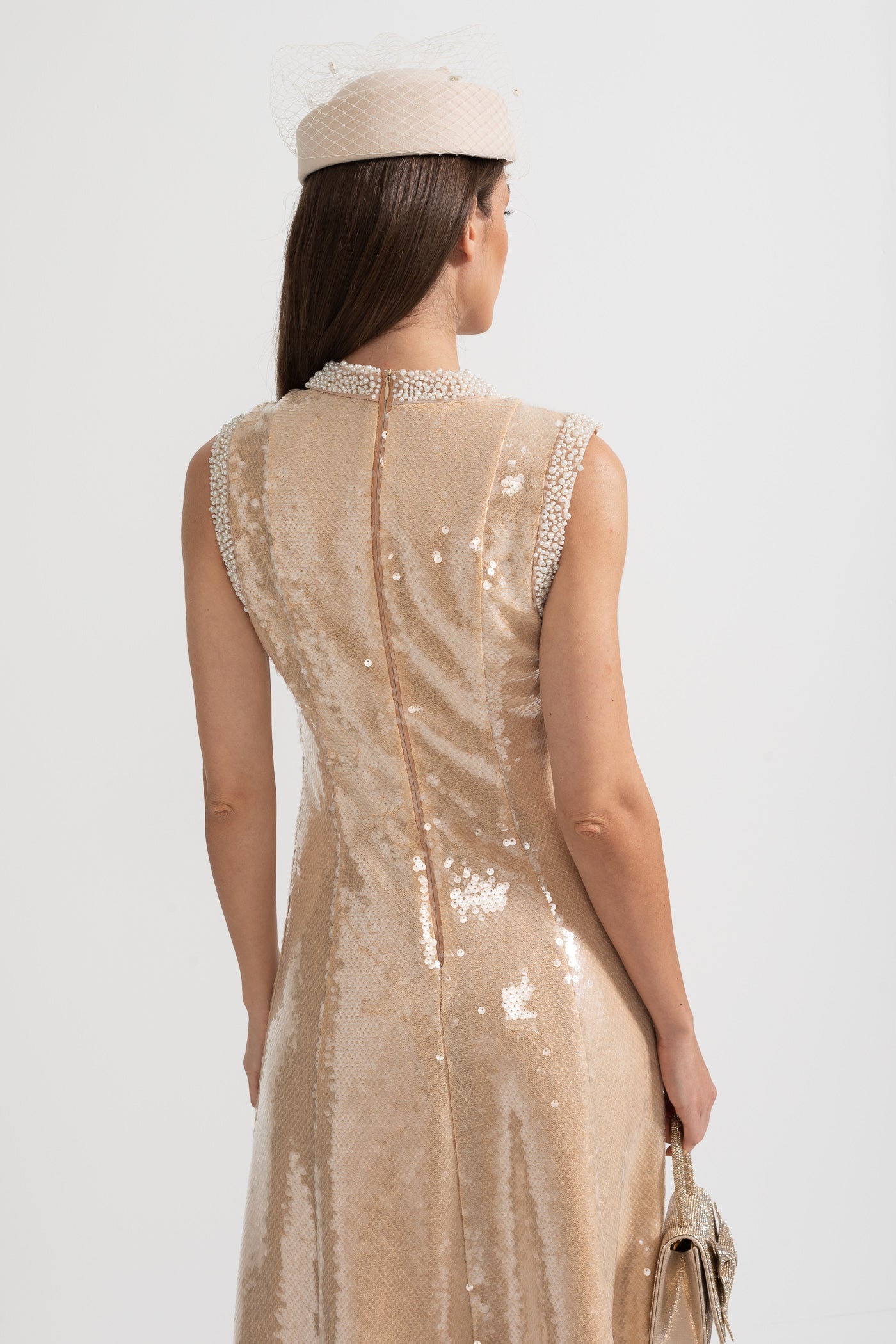 Rochie Elegantă cu Paiete și Accente de Perle Albe - Bej