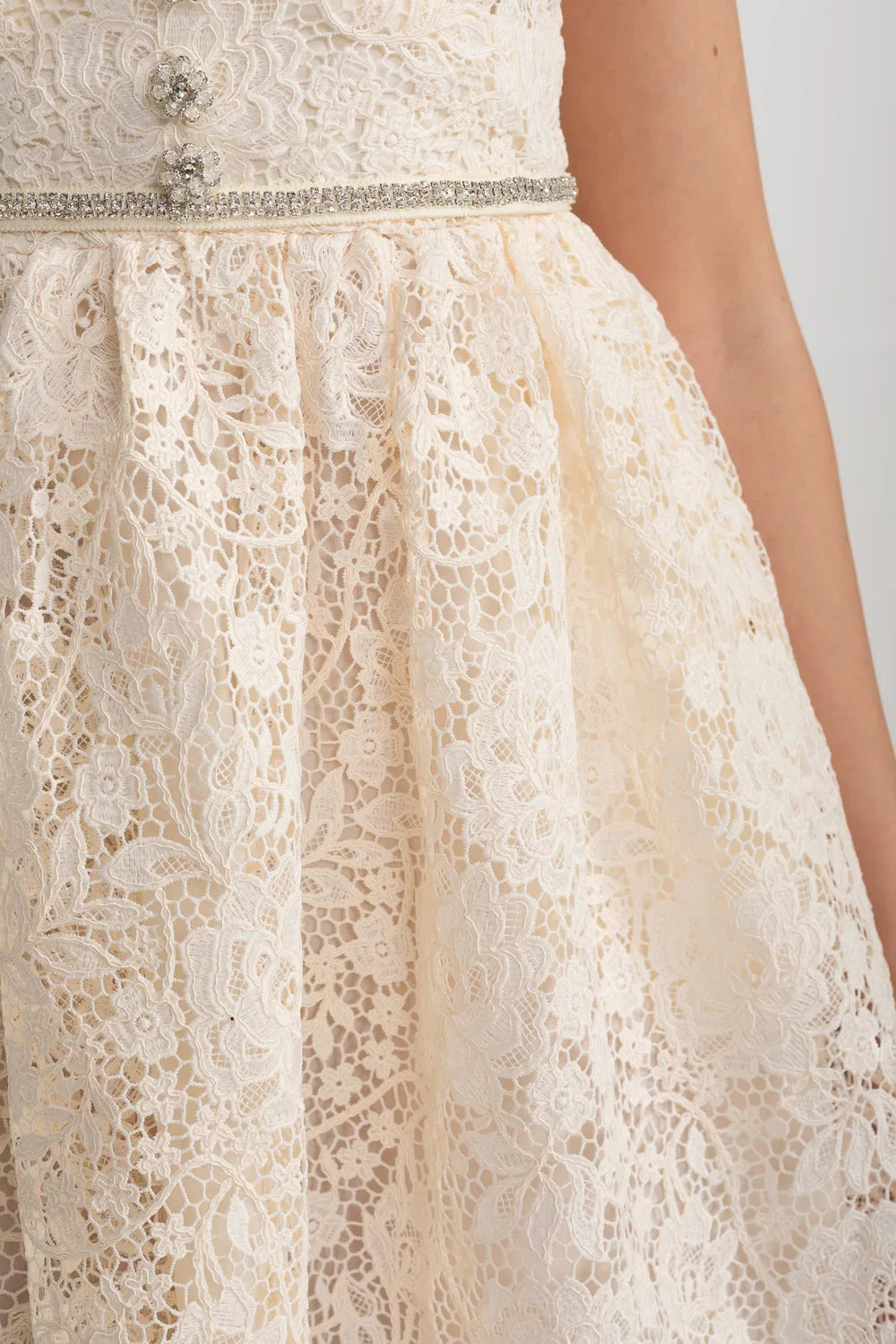 Rochie scurtă din dantelă cu mâneci scurte, decolteu rotund și fundă decorativă - Ivoire