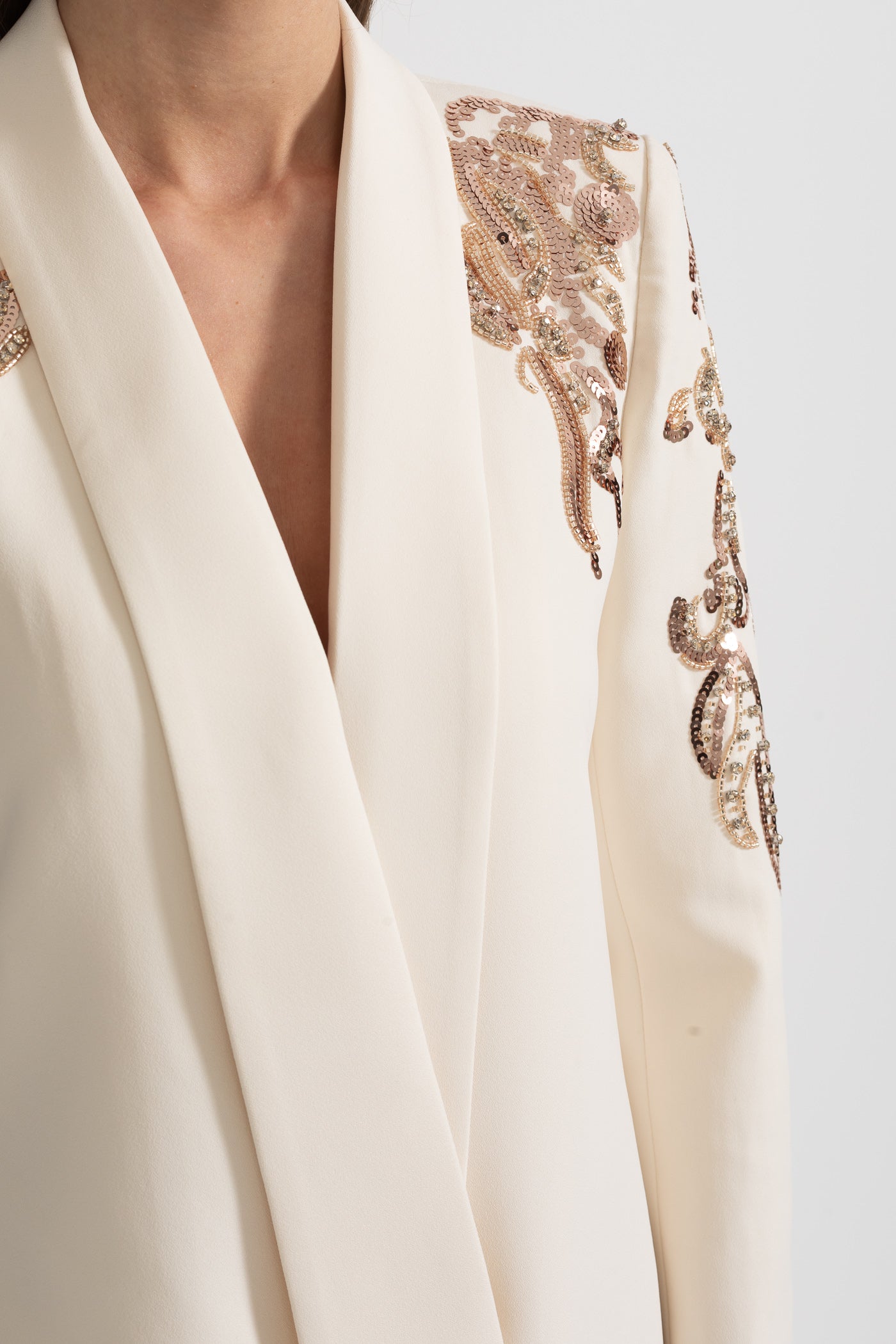 Sacou Drapat cu Broderie Complexă pe Umeri - Ivoire