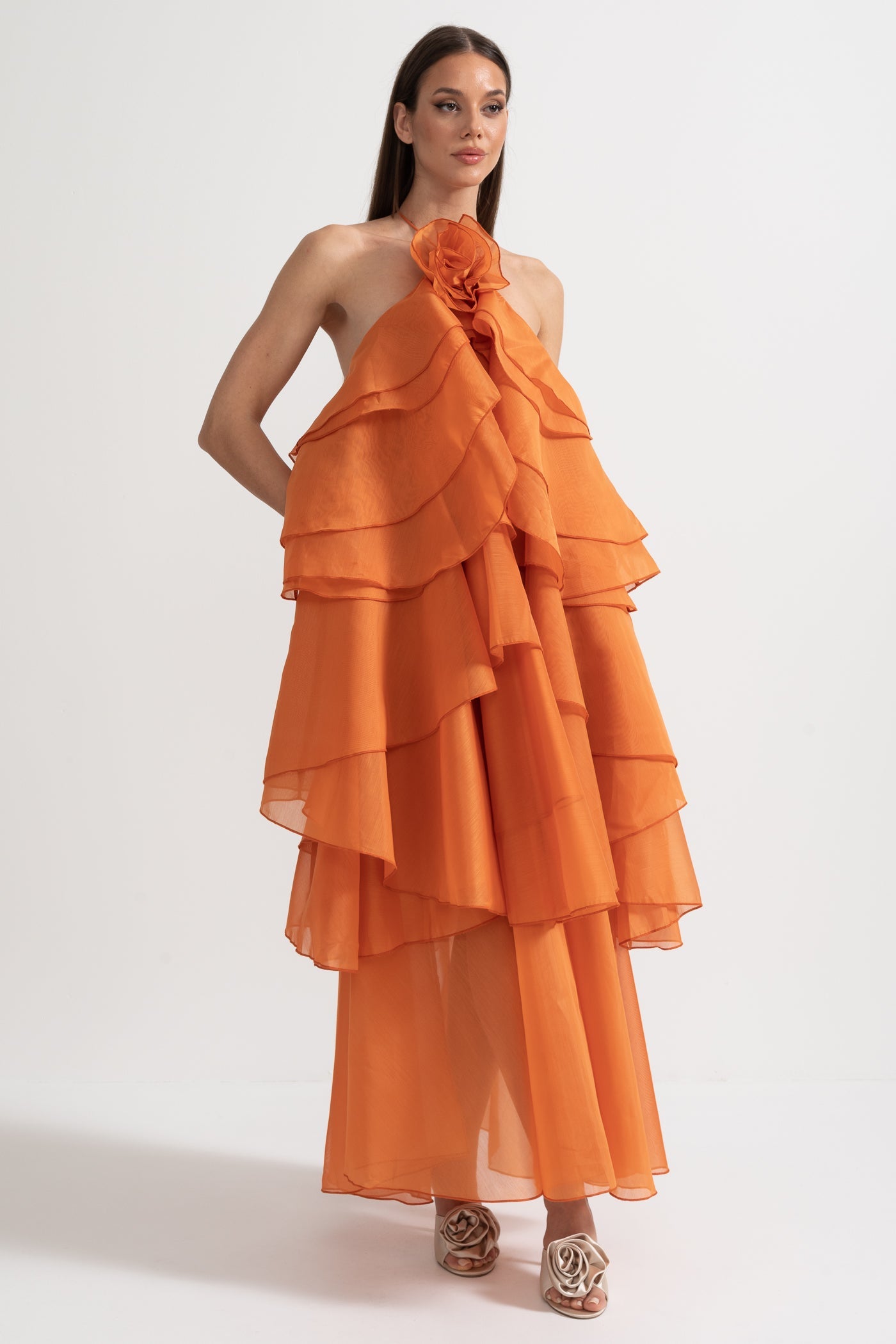 Rochie cu volane suprapuse, tip halter, cu floare decorativă la decolteu - Portocaliu