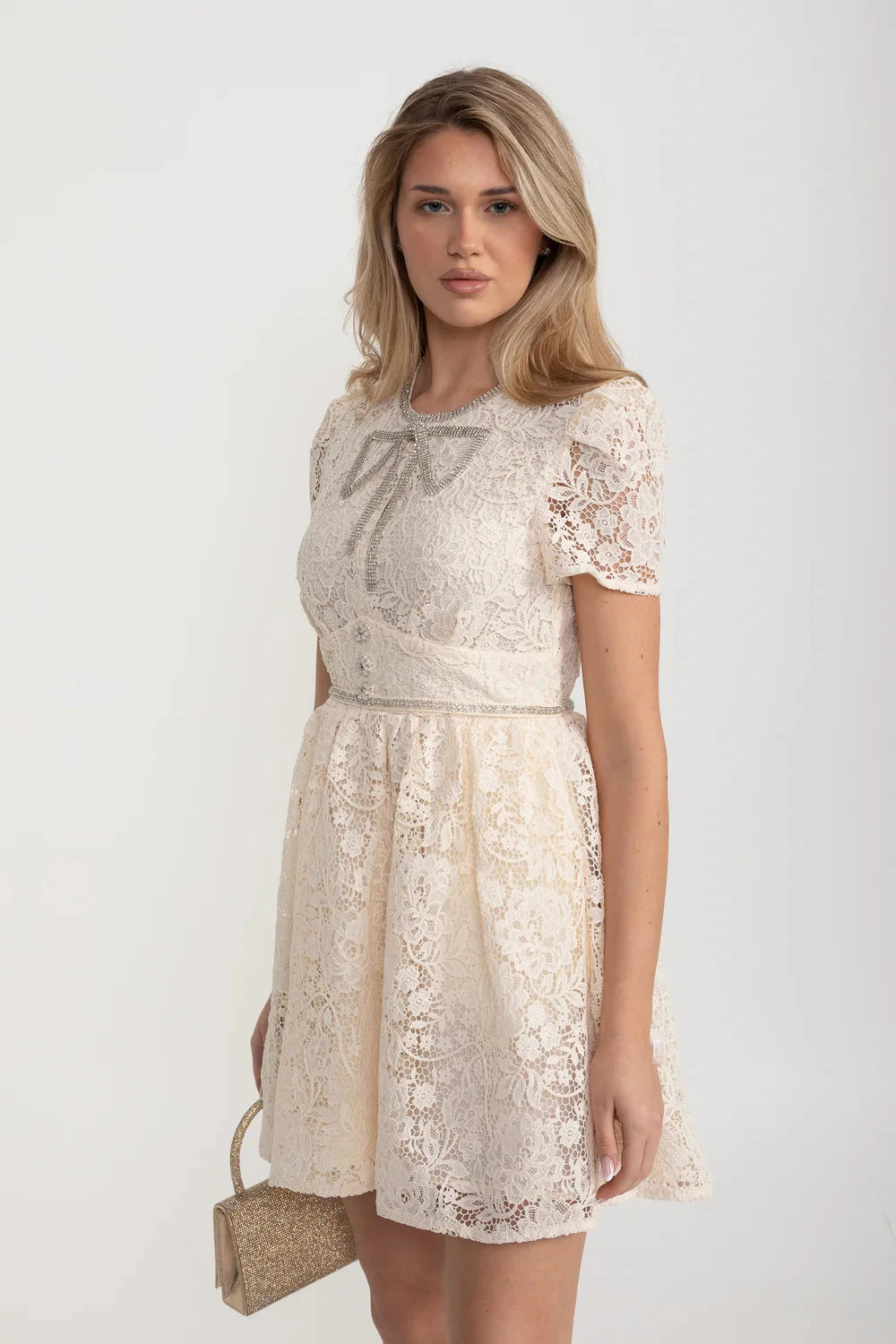 Rochie scurtă din dantelă cu mâneci scurte, decolteu rotund și fundă decorativă - Ivoire