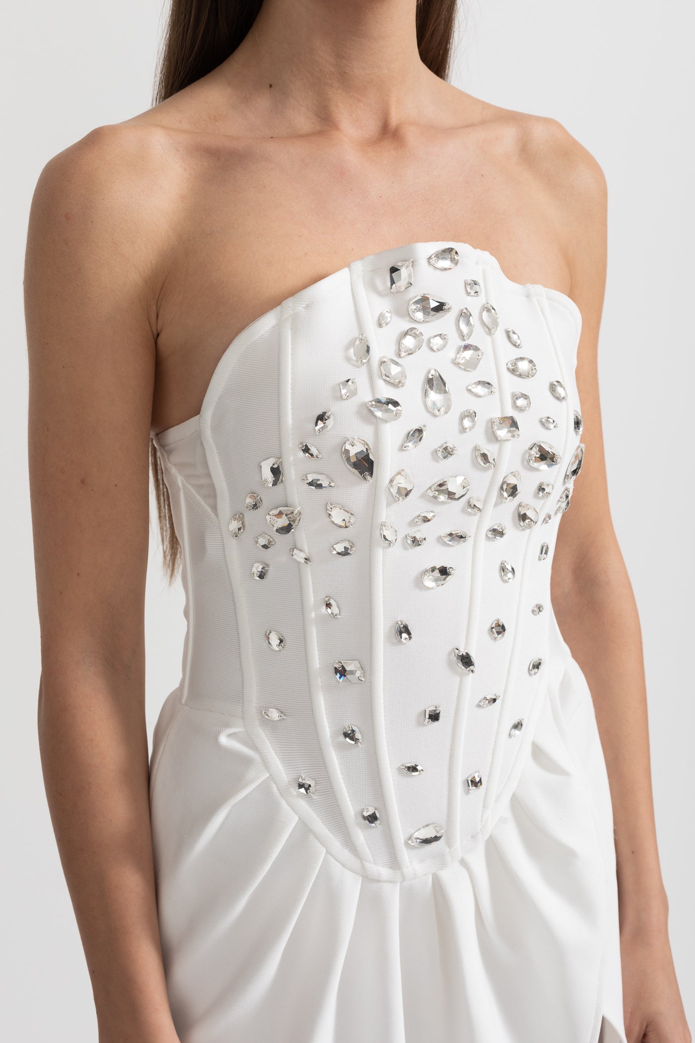 Rochie Elegantă din Satin cu Despicătură Laterală și Ornamente din Cristale - Alb