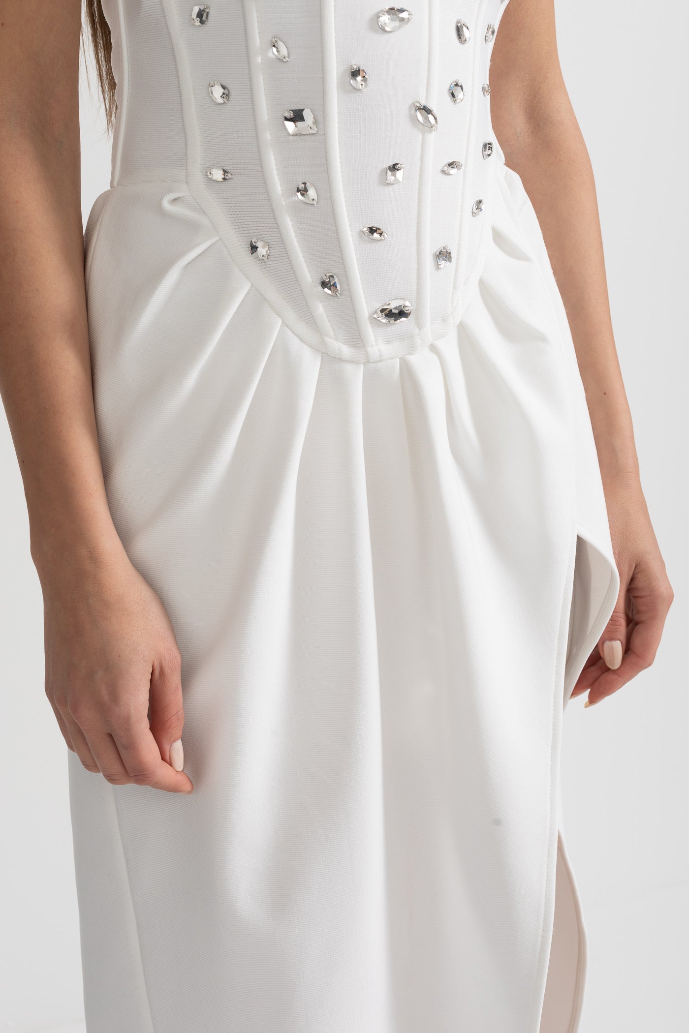 Rochie Elegantă din Satin cu Despicătură Laterală și Ornamente din Cristale - Alb