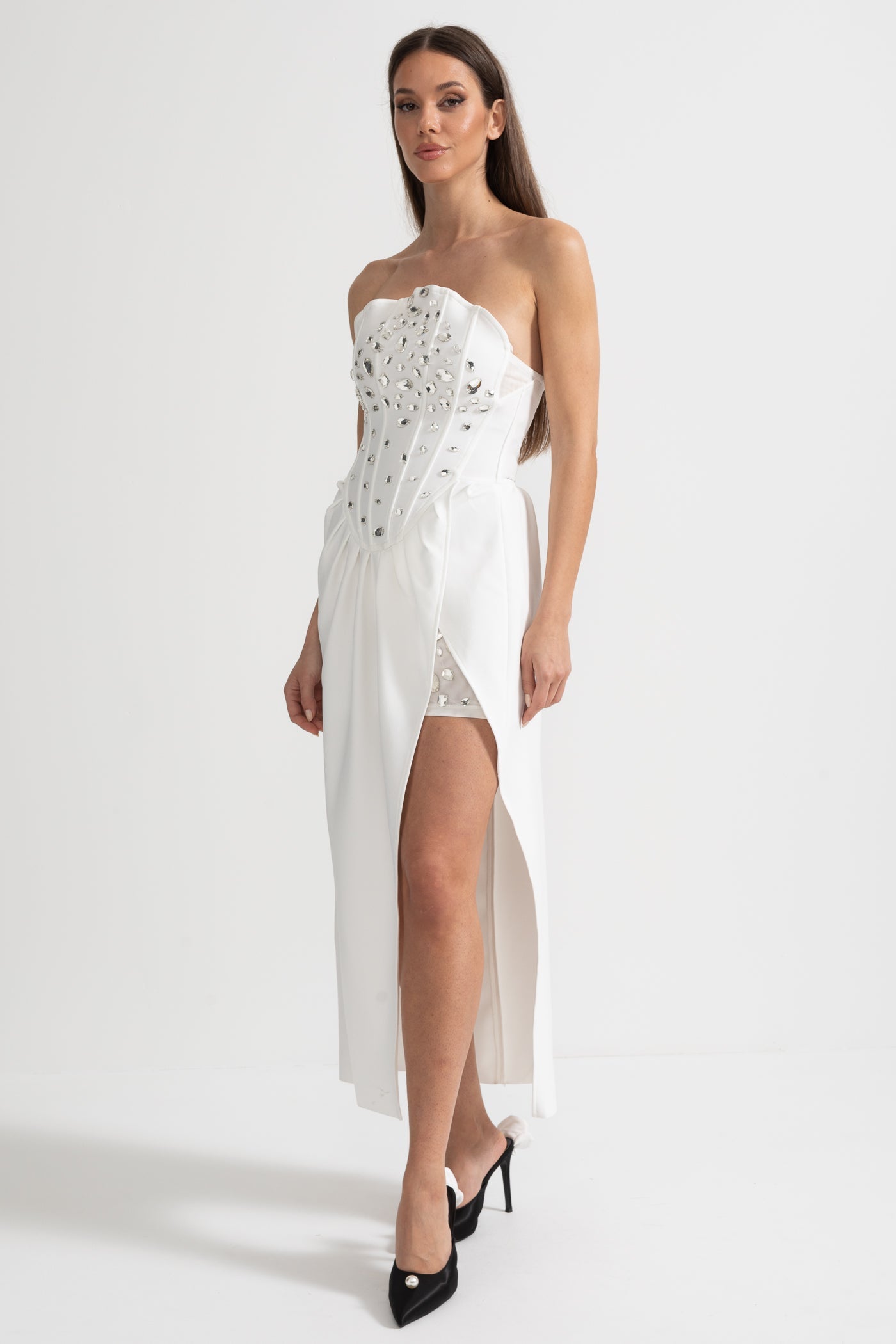 Rochie Elegantă din Satin cu Despicătură Laterală și Ornamente din Cristale - Alb