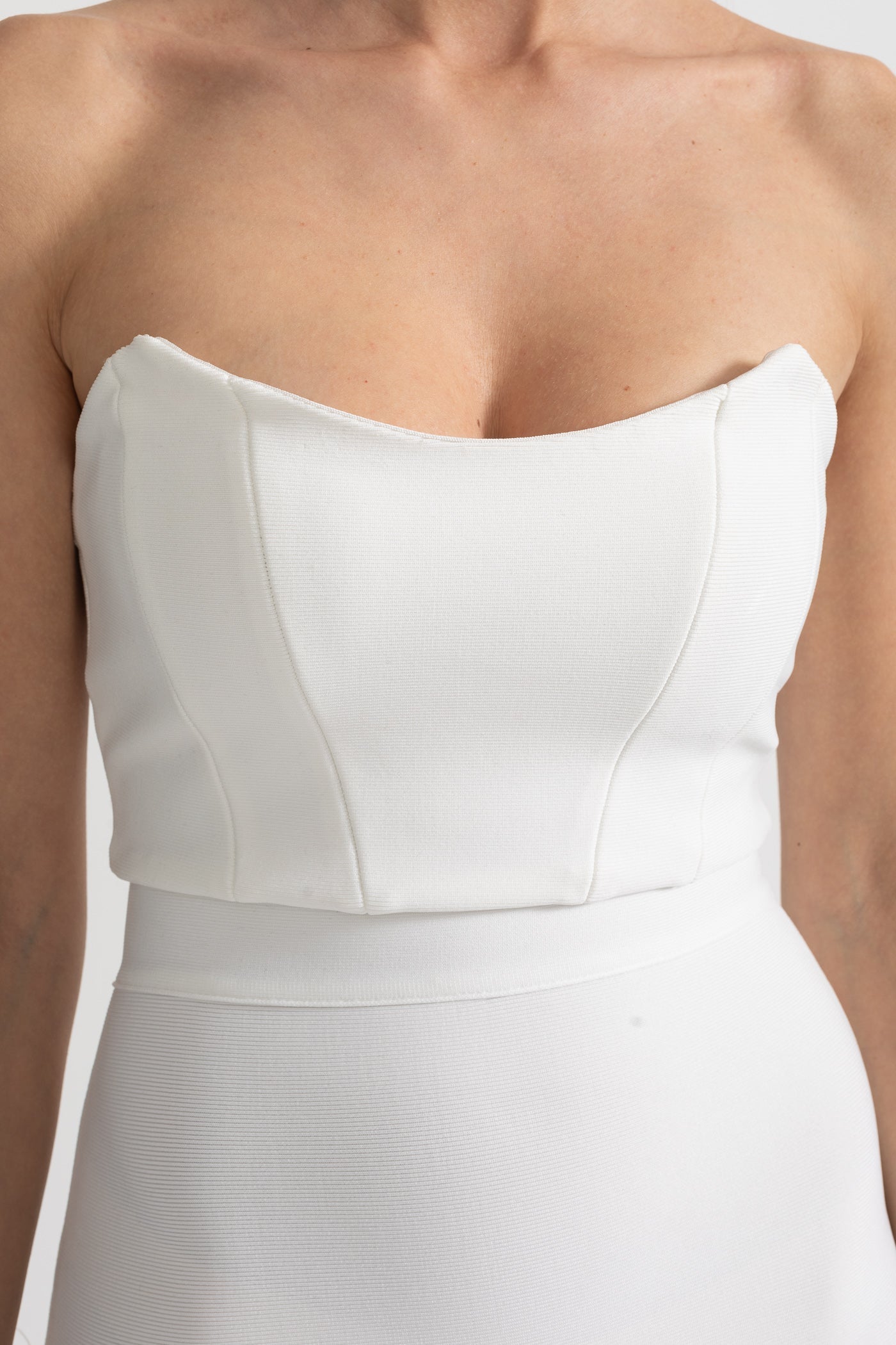 Rochie fără bretele cu margine din pene, corset ajustat și tiv asimetric - Alb