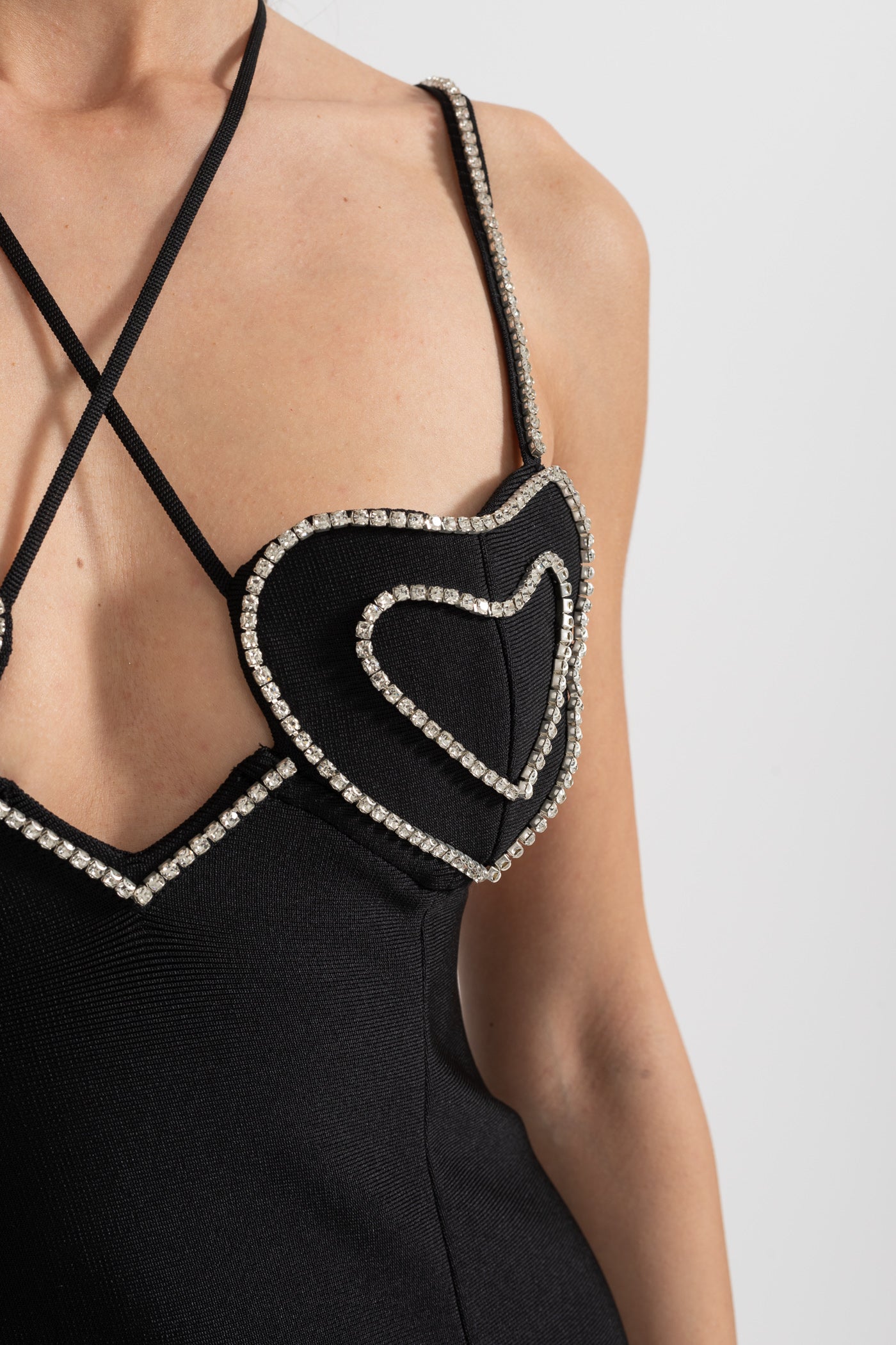 Rochie Mini cu Bretele Subțiri Delicate și Detaliu în Formă de Inimă din Cristale pe Corset - Negru