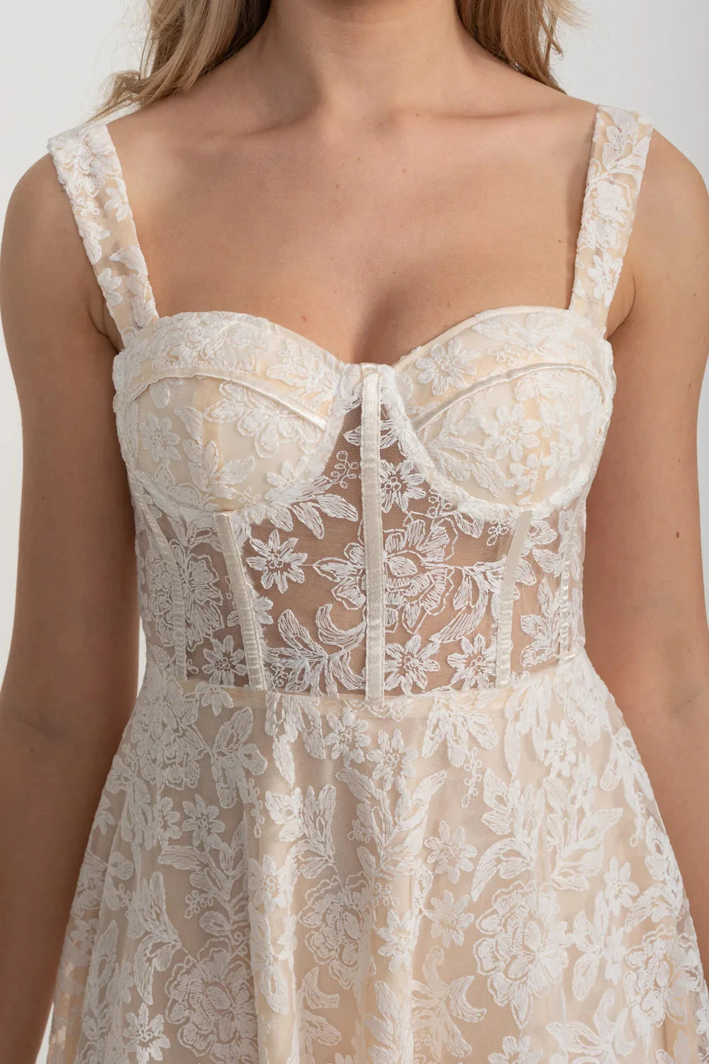 Rochie elegantă din dantelă cu corset ajustat și modele florale delicate - Ivoire