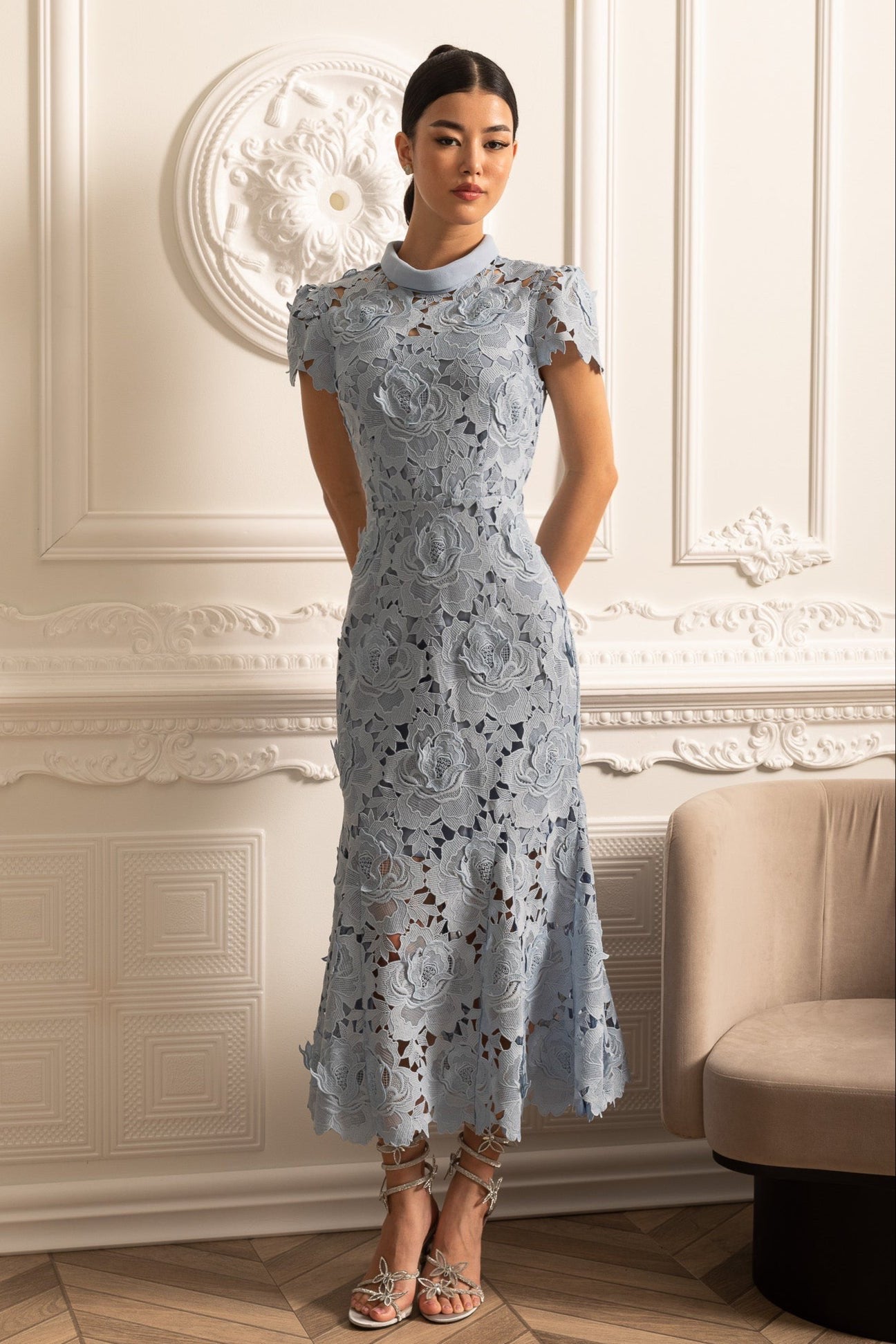 Floral Pattern Lace Dress With High Collar And Midi Skirt - Blue
