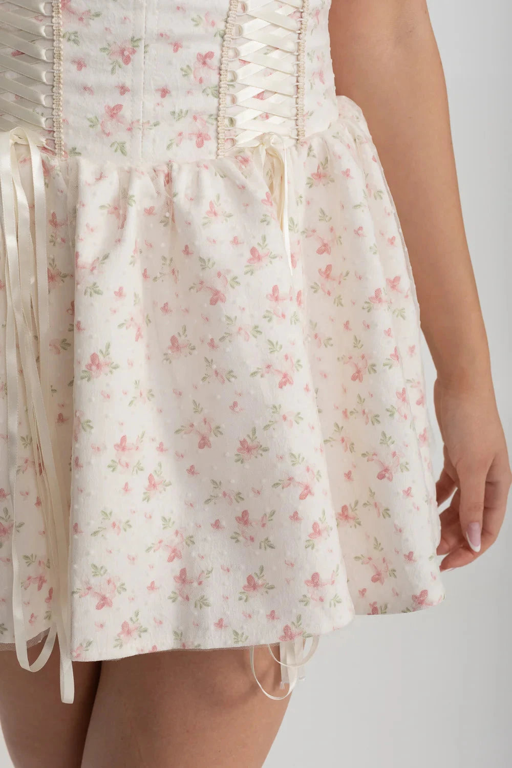 Rochie Mini Corset cu Decolteu Sweetheart și Model Floral Delicat - Alb/Roz