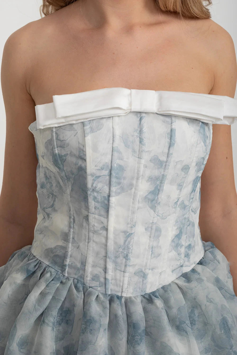 Rochie Mini Elegantă cu Corset, Fustă Transparentă Stratificată și Model Floral Pastel - Alb/Blue