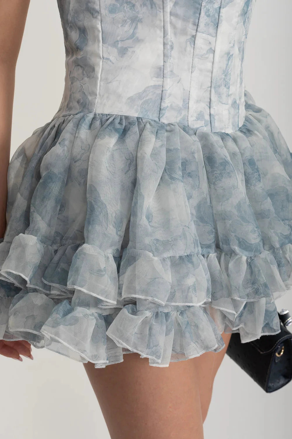 Rochie Mini Elegantă cu Corset, Fustă Transparentă Stratificată și Model Floral Pastel - Alb/Blue