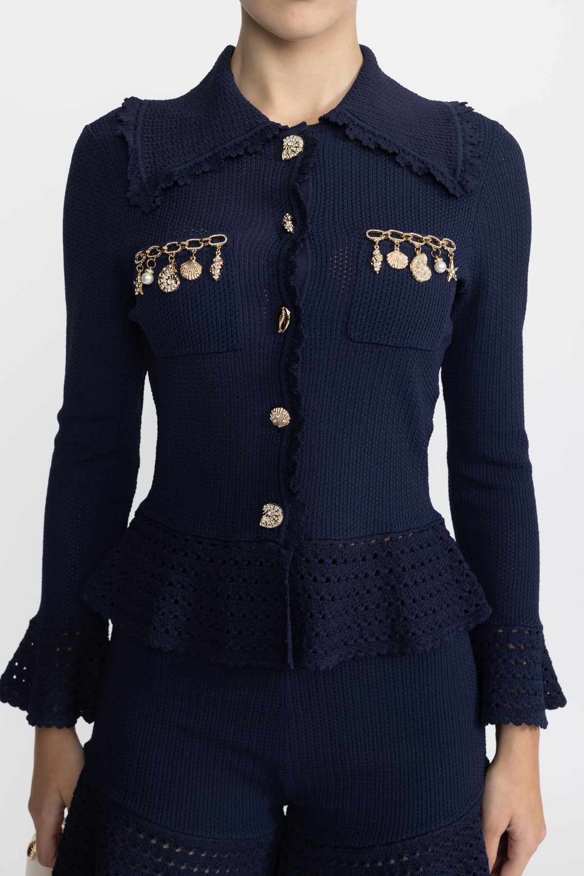 Set coordonat din cardigan tricotat cu charmuri și peplum și pantaloni scurți cu volane - Bleumarin