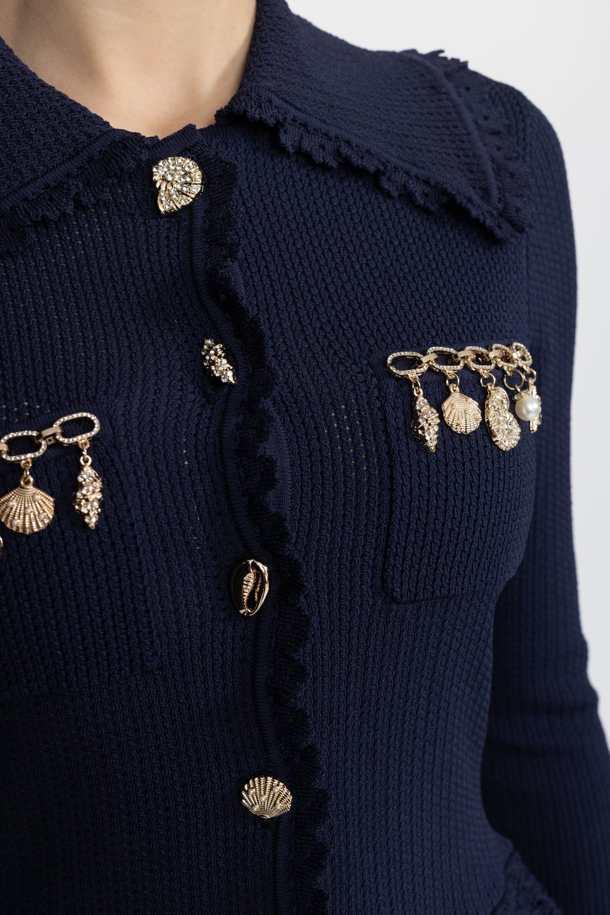 Set coordonat din cardigan tricotat cu charmuri și peplum și pantaloni scurți cu volane - Bleumarin
