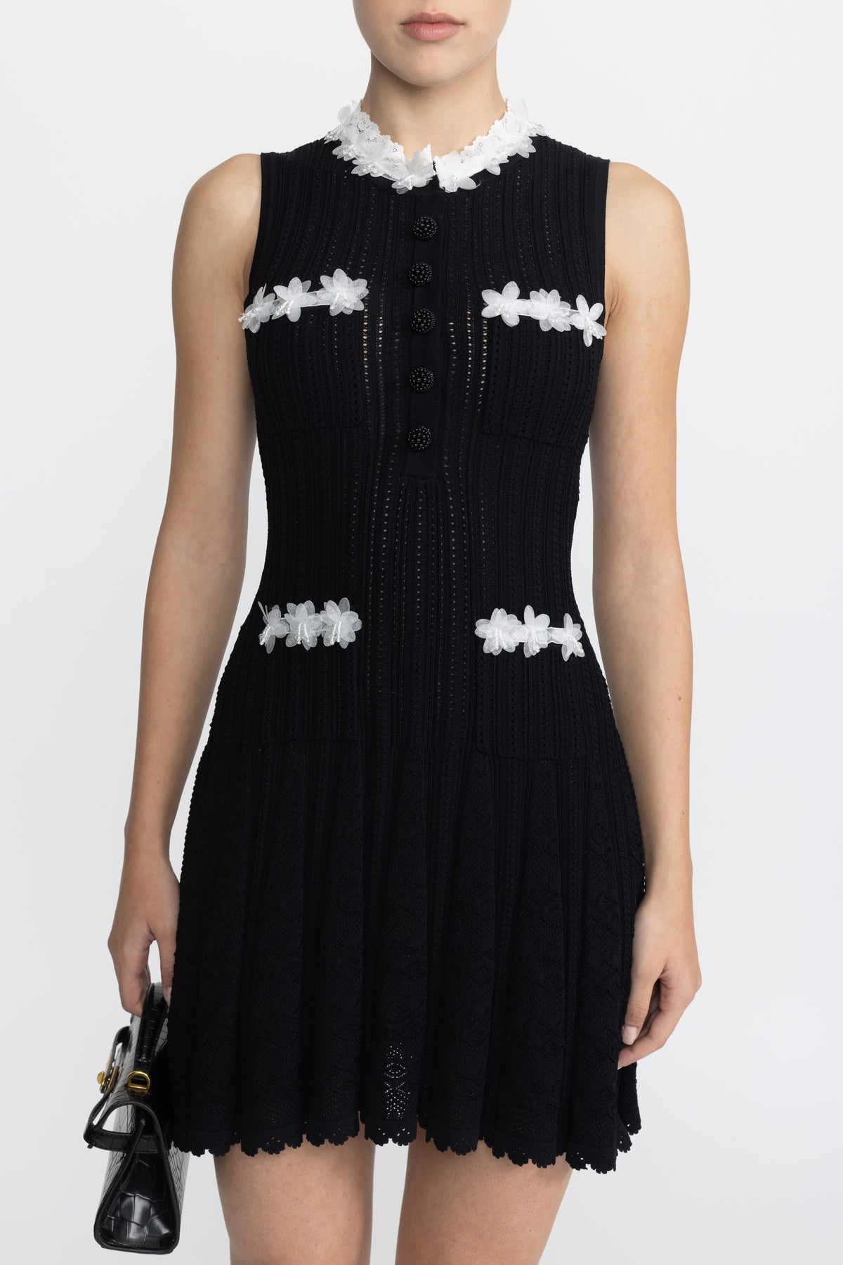 Rochie mini neagră din tricot pointelle cu ornament floral din organza