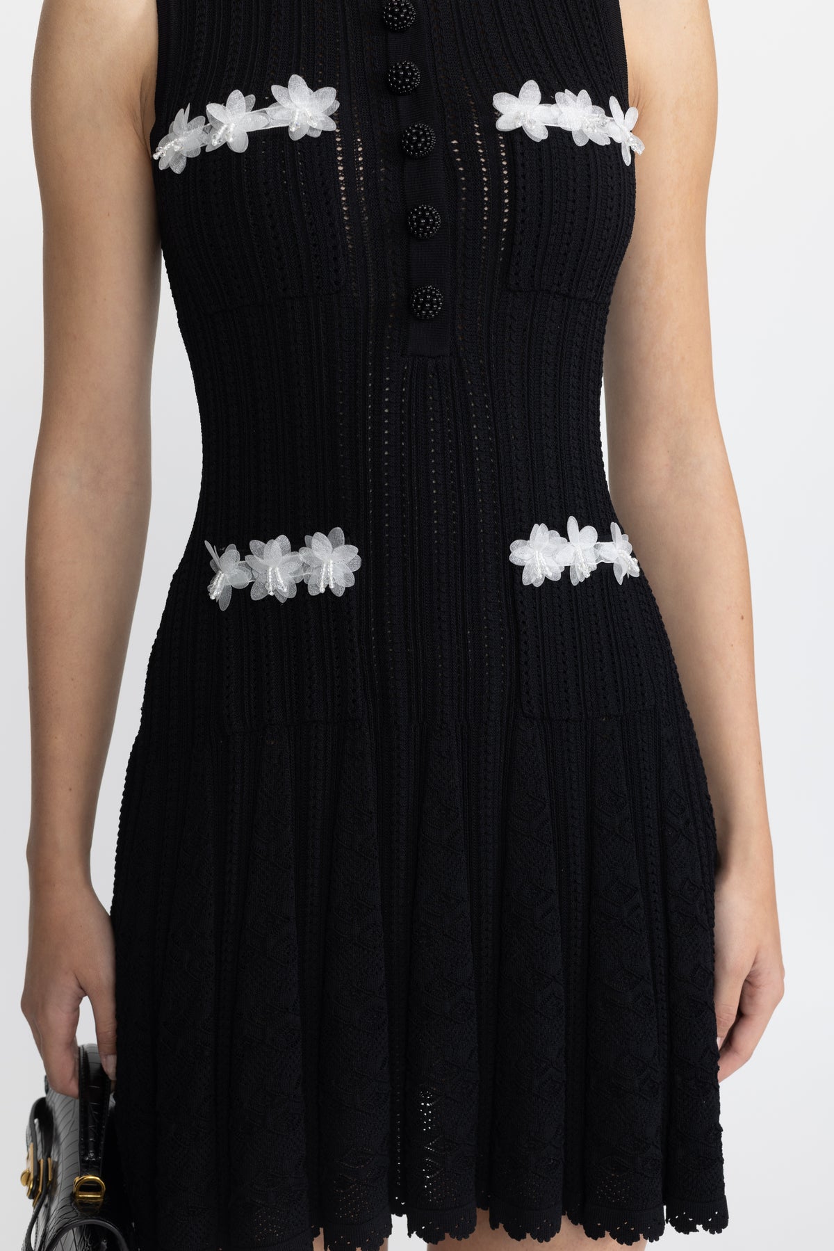 Rochie mini neagră din tricot pointelle cu ornament floral din organza