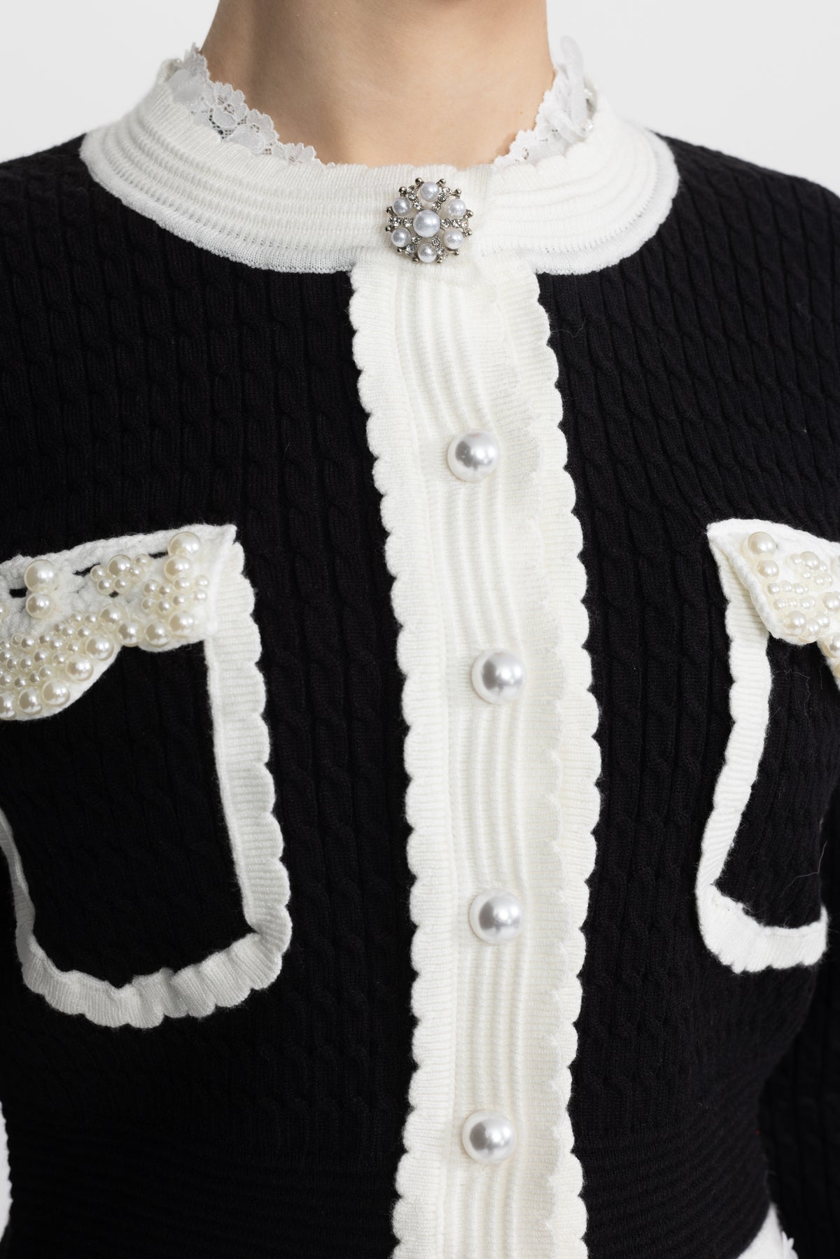 Cardigan cropped din tricot cu torsade, cu ornamente din perle și margini contrastante - negru