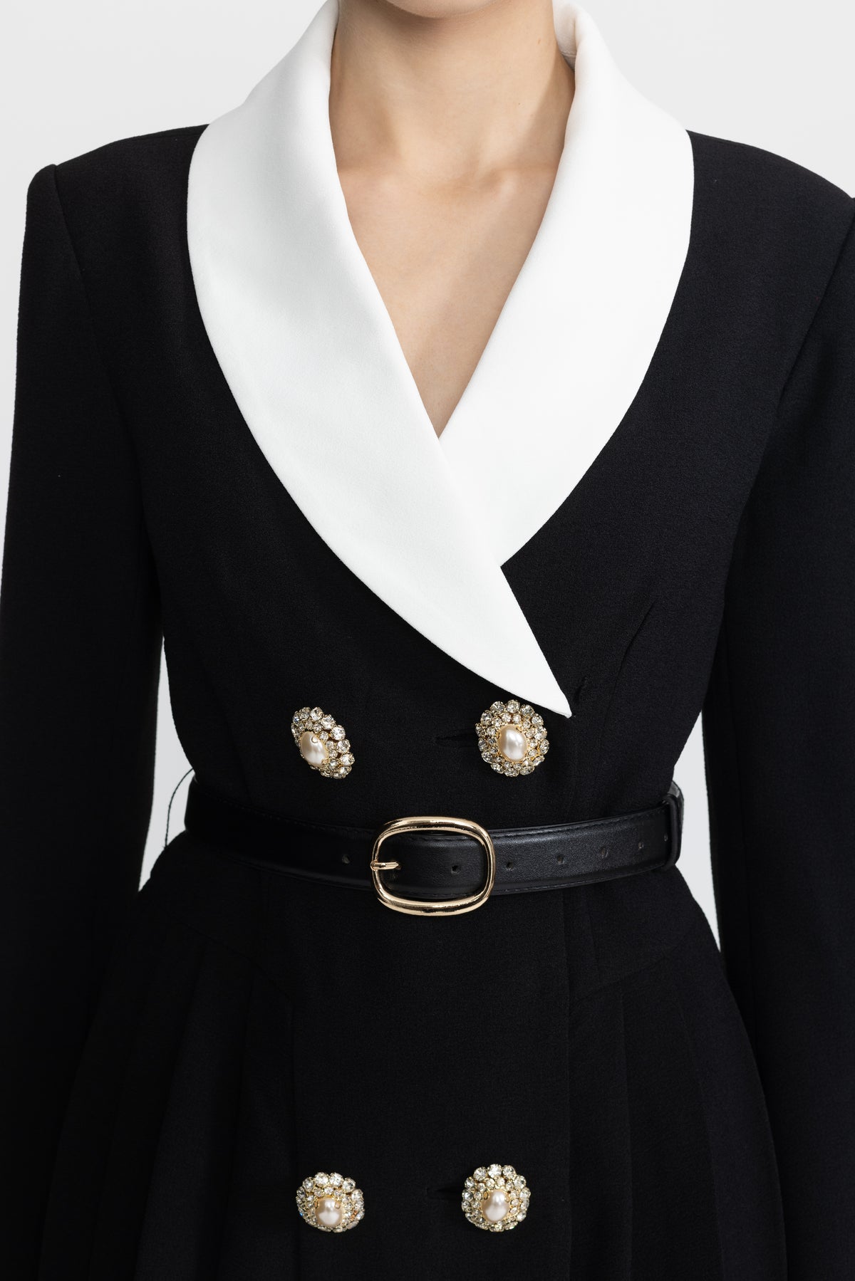 Rochie mini tip blazer cu revere contrastante, cordon și pliuri - Negru