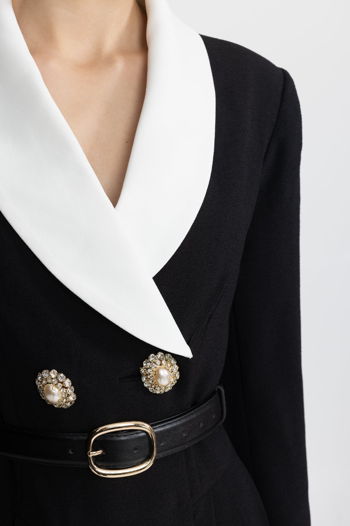 Rochie mini tip blazer cu revere contrastante, cordon și pliuri - Negru