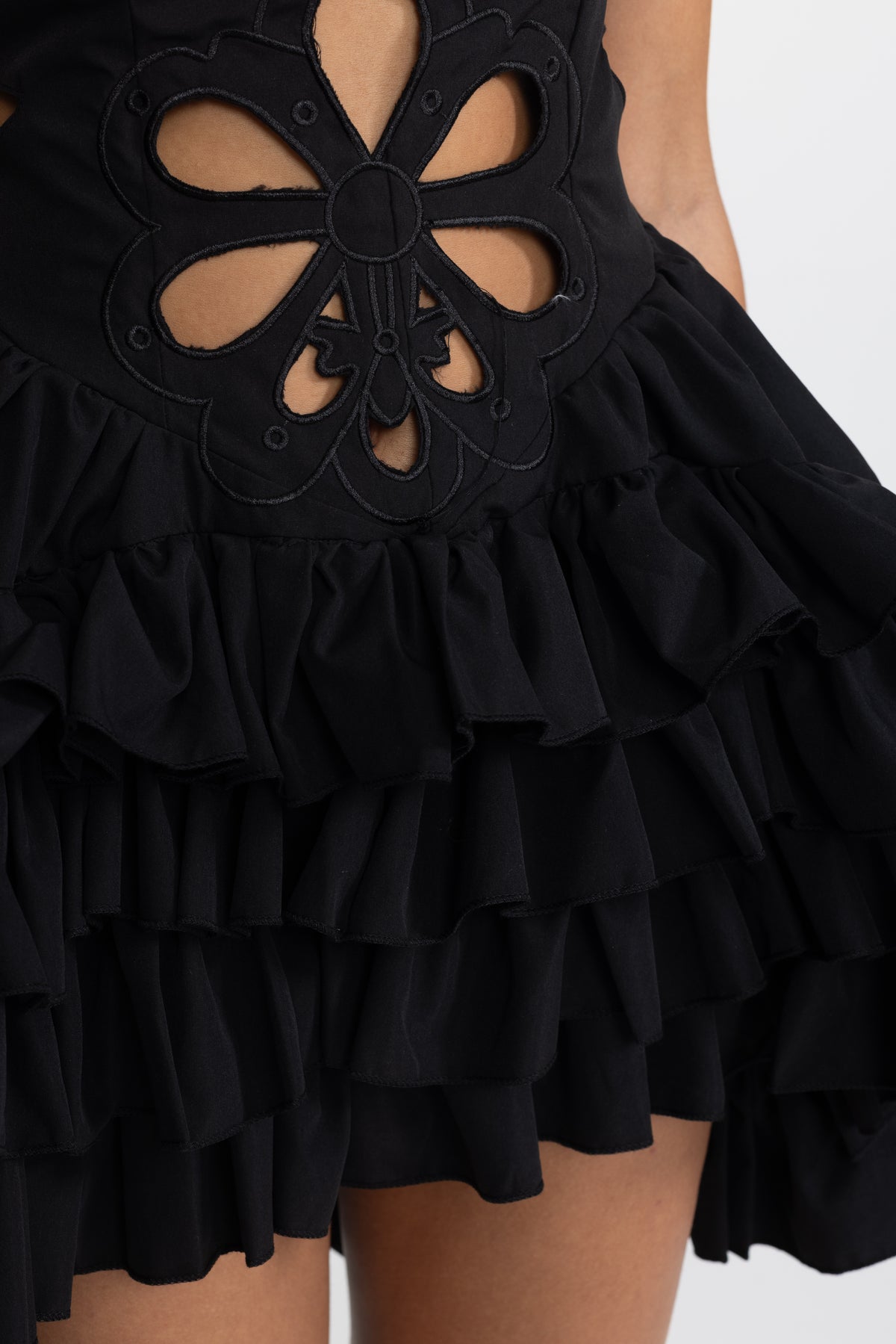 Rochie mini neagră cu broderie florală, decupaje și volane