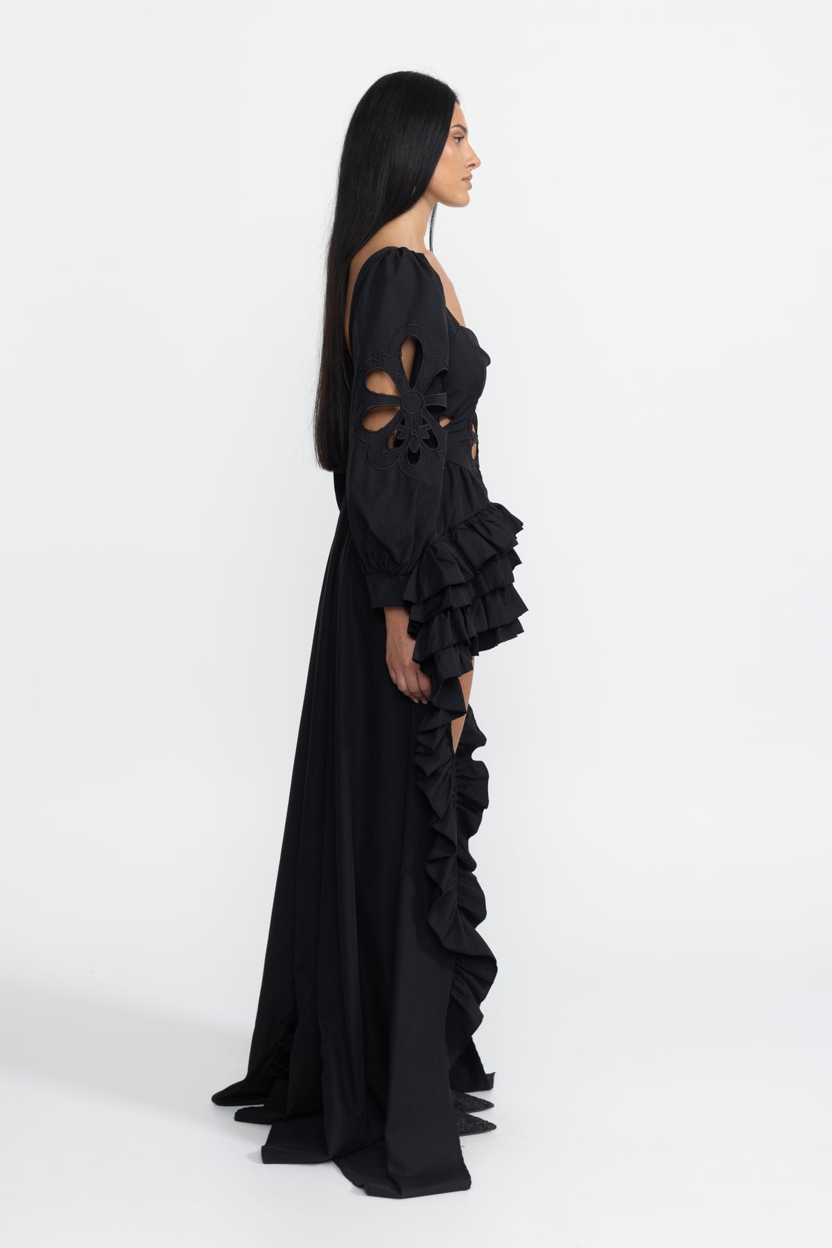 Rochie lungă neagră cu broderie, decupaje, mâneci bufante și volane high-low