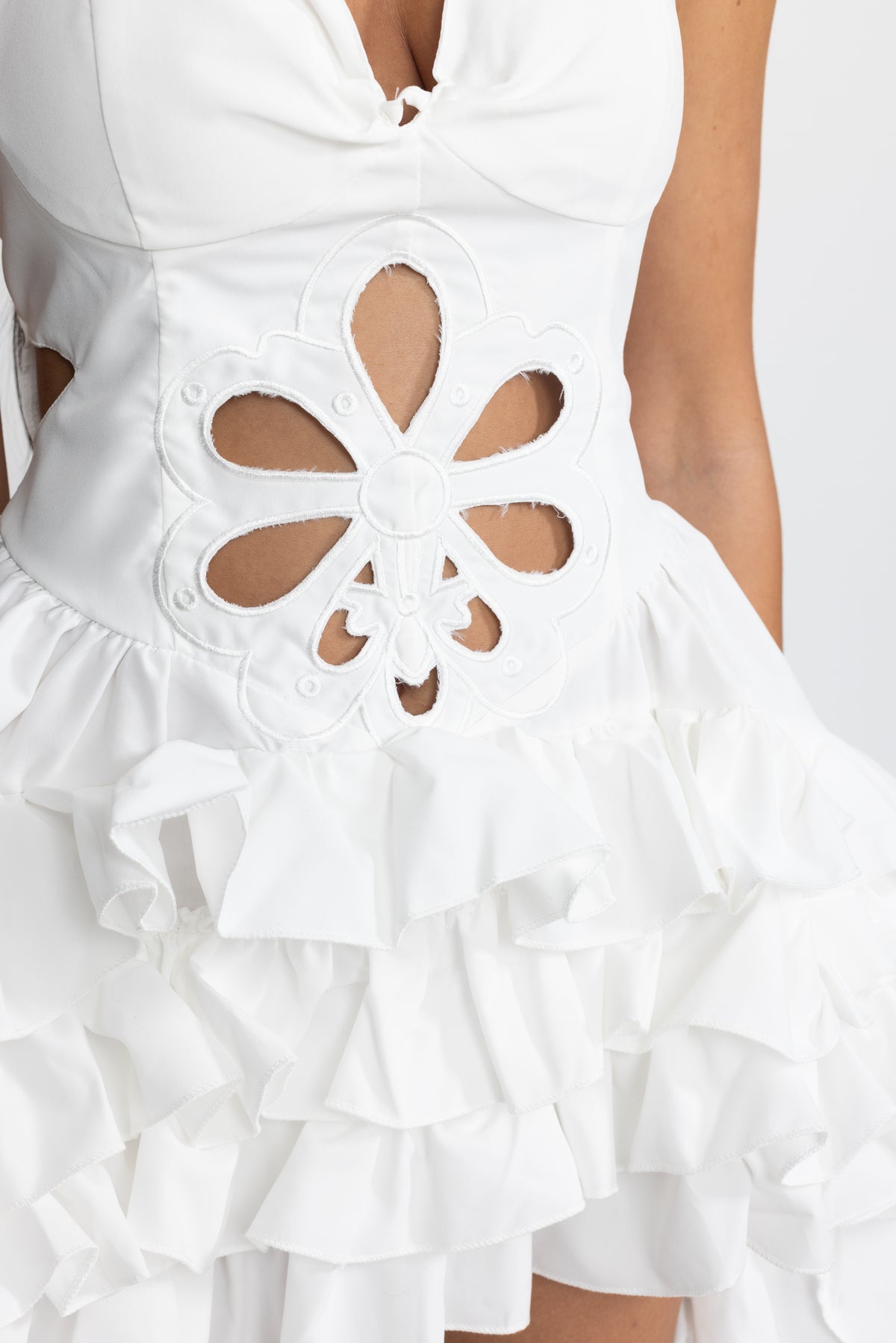 Rochie mini albă cu broderie florală, decupaje și volane