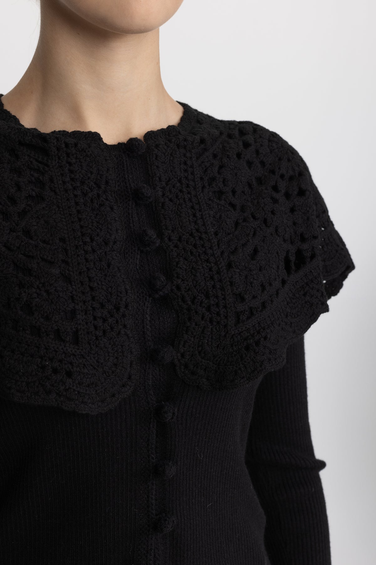 Cardigan din tricot reiat cu guler capelet croșetat - Negru