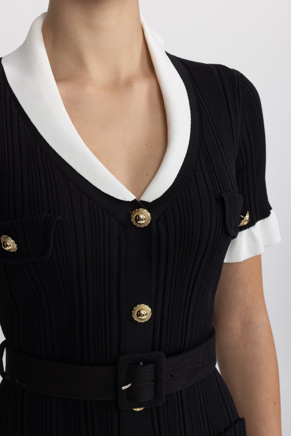 Rochie mini din tricot reiat, cu guler contrastant și cordon în talie - negru