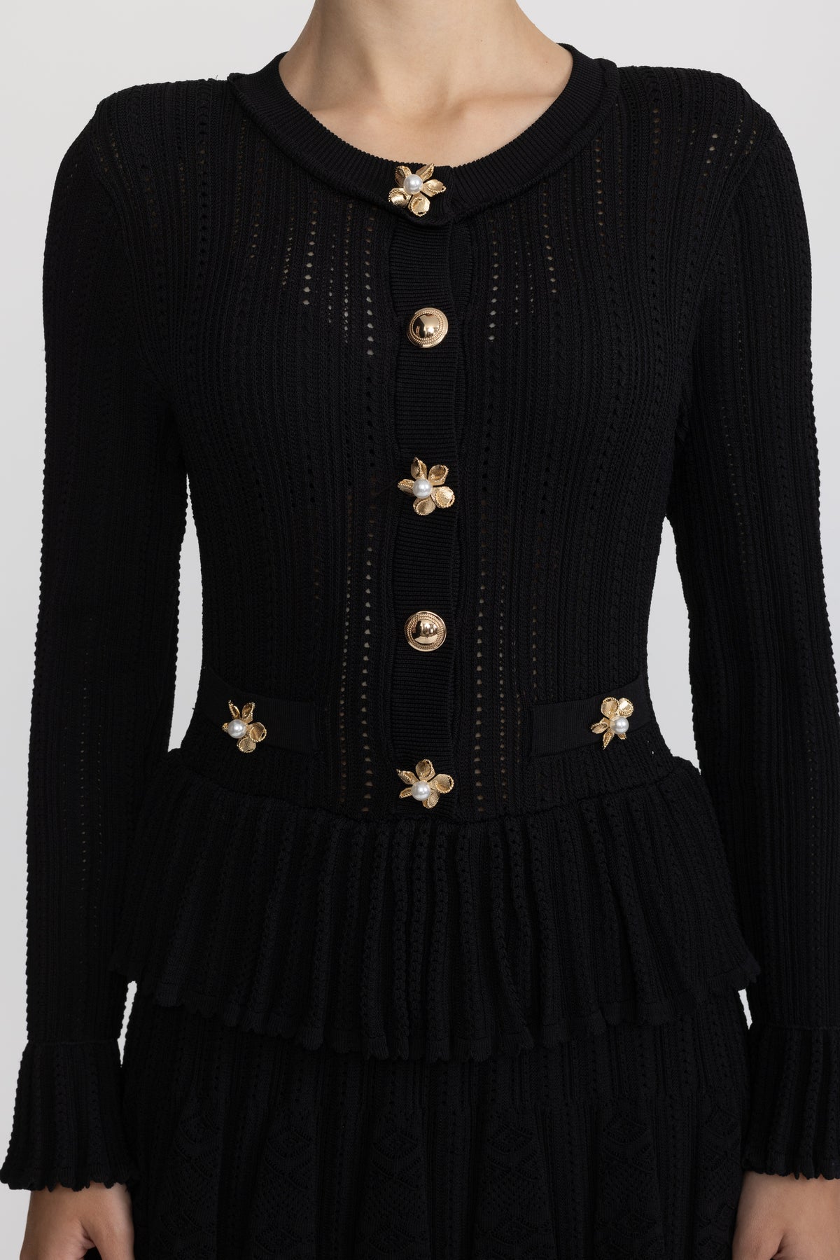 Rochie mini tricotată pointelle cu peplum și nasturi florali - negru
