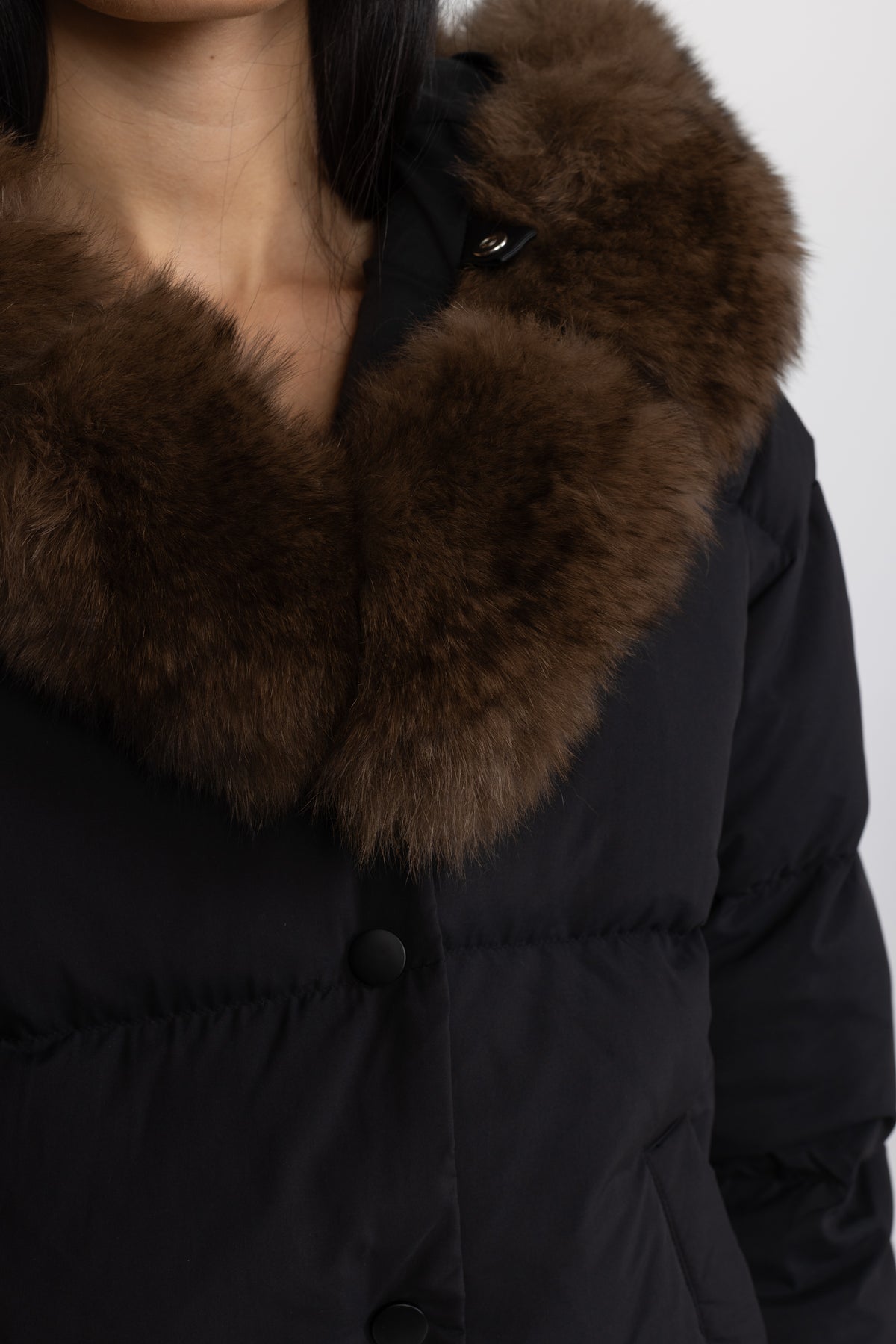 Geacă puffer scurtă din puf, cu glugă din blană de vulpe - Negru