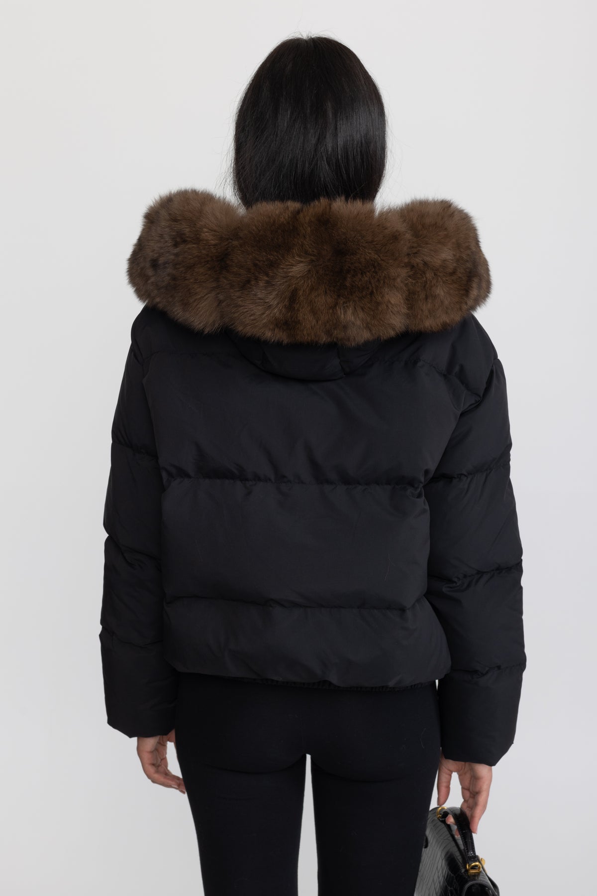 Geacă puffer scurtă din puf, cu glugă din blană de vulpe - Negru