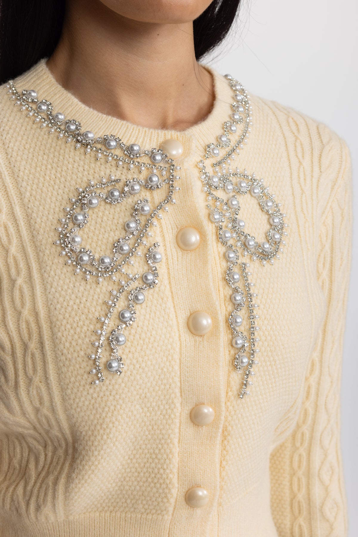 Cardigan din tricot cablu cu fundă decorativă din perle - galben