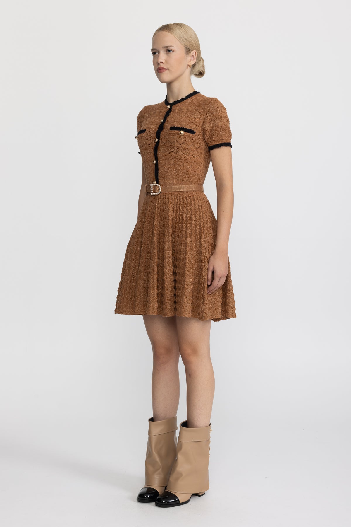 Rochie tricotată pointelle metalizată, cu cordon și finisaje contrastante - Caramel