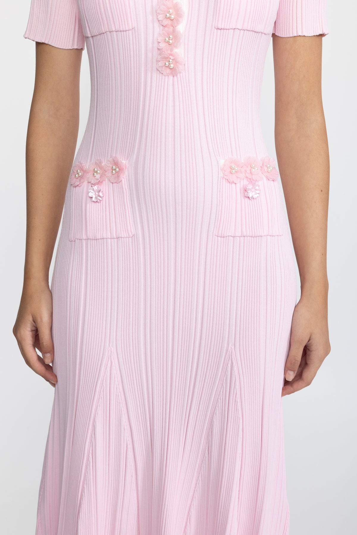 Rochie midi roz din tricot reiat cu aplicație florală