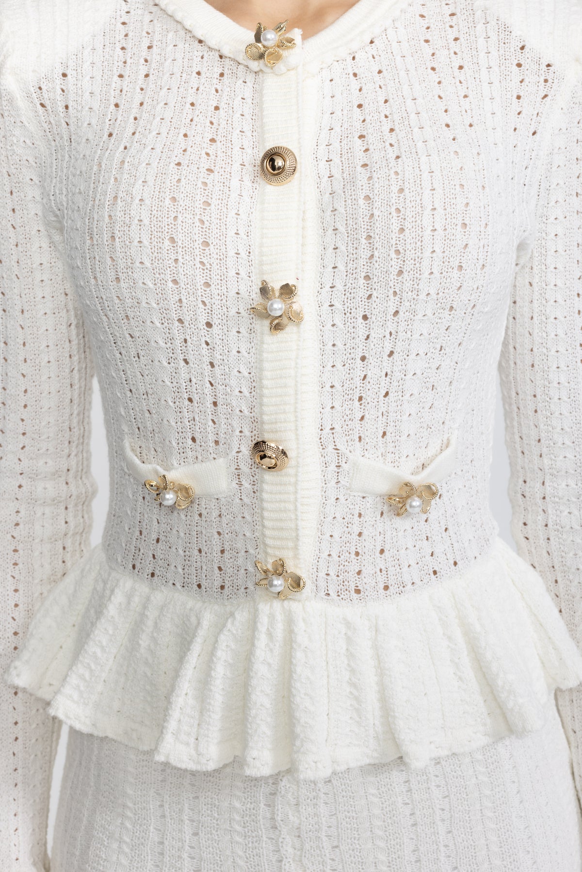 Rochie mini din tricot pointelle cu peplum și nasturi cu flori din perle - alb