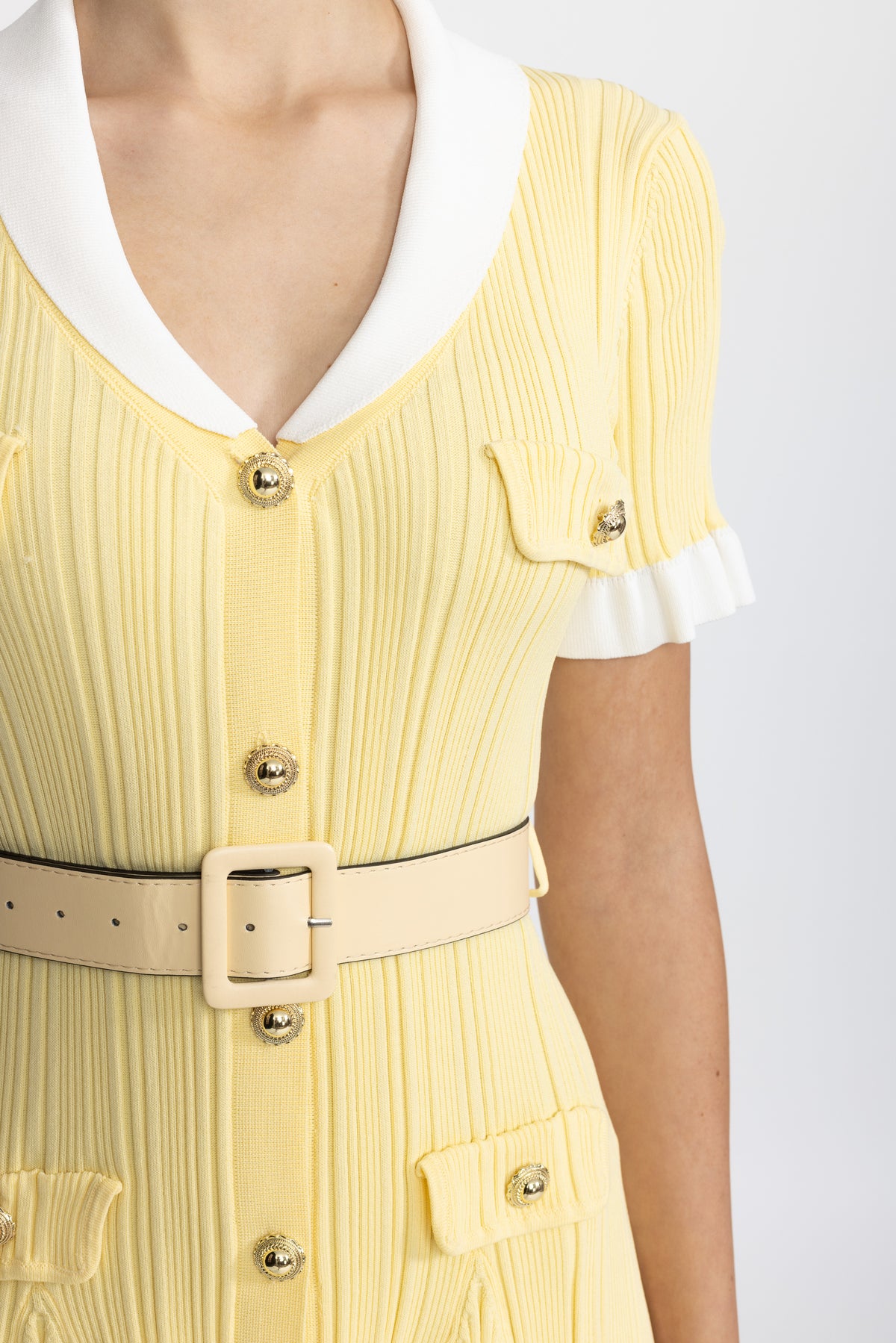 Rochie mini din tricot reiat cu guler contrastant și cordon în talie - Galben