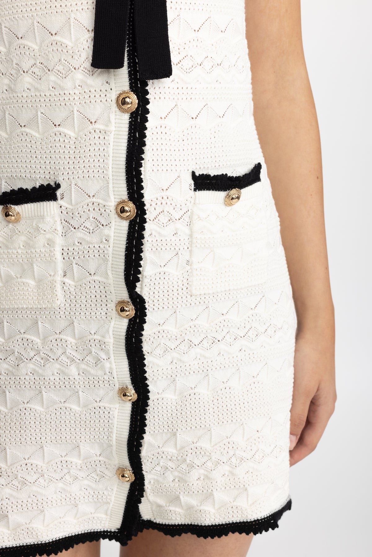 Rochie mini fără mâneci din tricot croșetat, cu fundă, albă