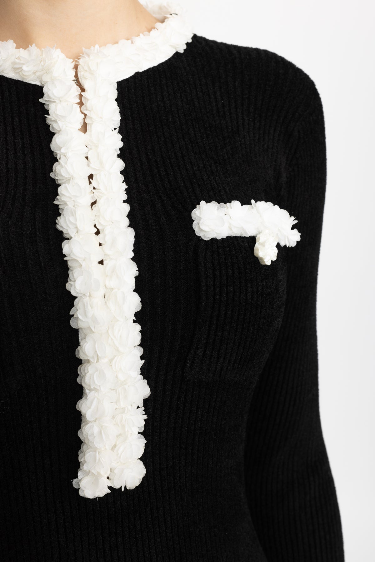 Rochie midi din tricot chenille cu garnitură bobble contrastantă - negru