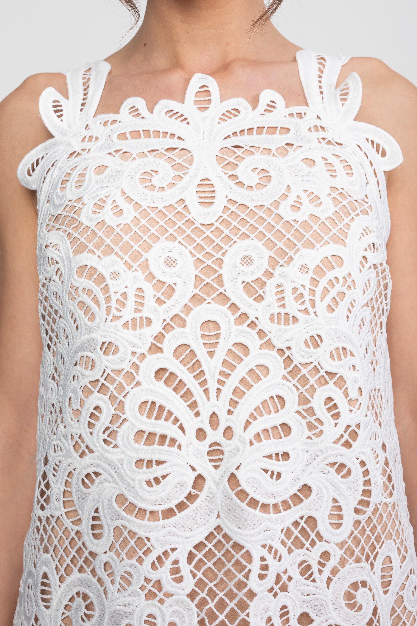 Rochie mini fără mâneci din dantelă guipure, cu tiv festonat - Alb