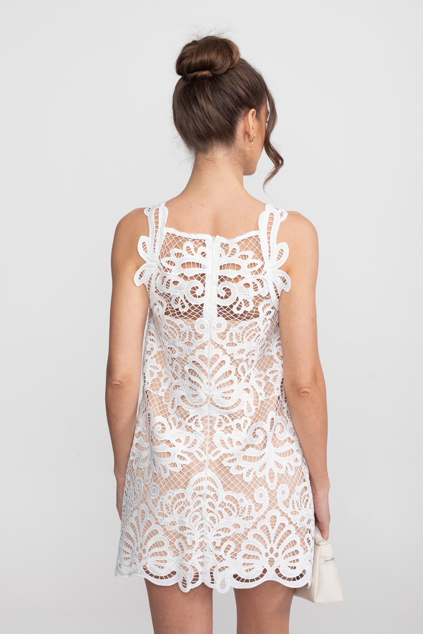 Rochie mini fără mâneci din dantelă guipure, cu tiv festonat - Alb