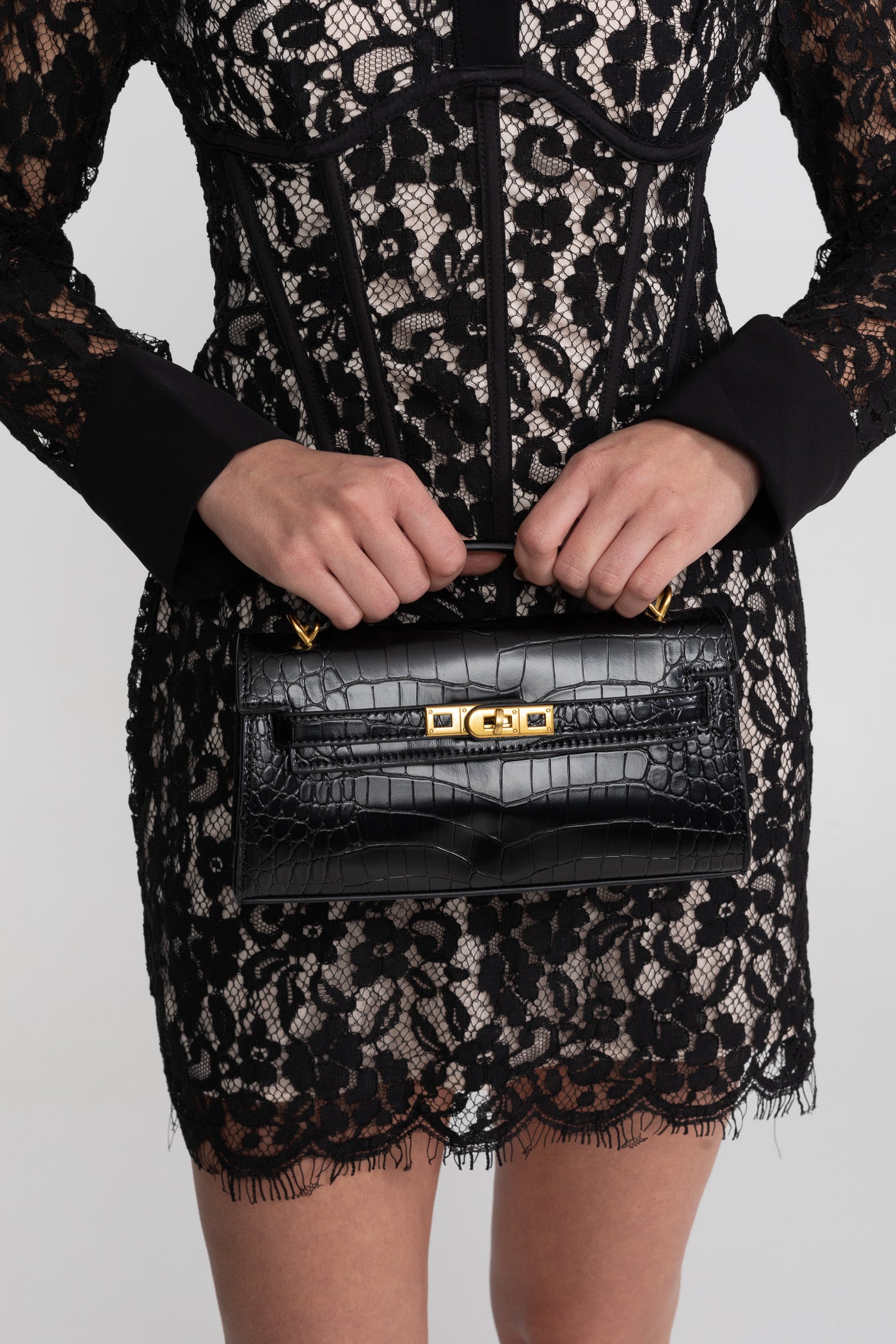 Geantă mini structurată în stil Kelly, cu accesorii aurii - Negru