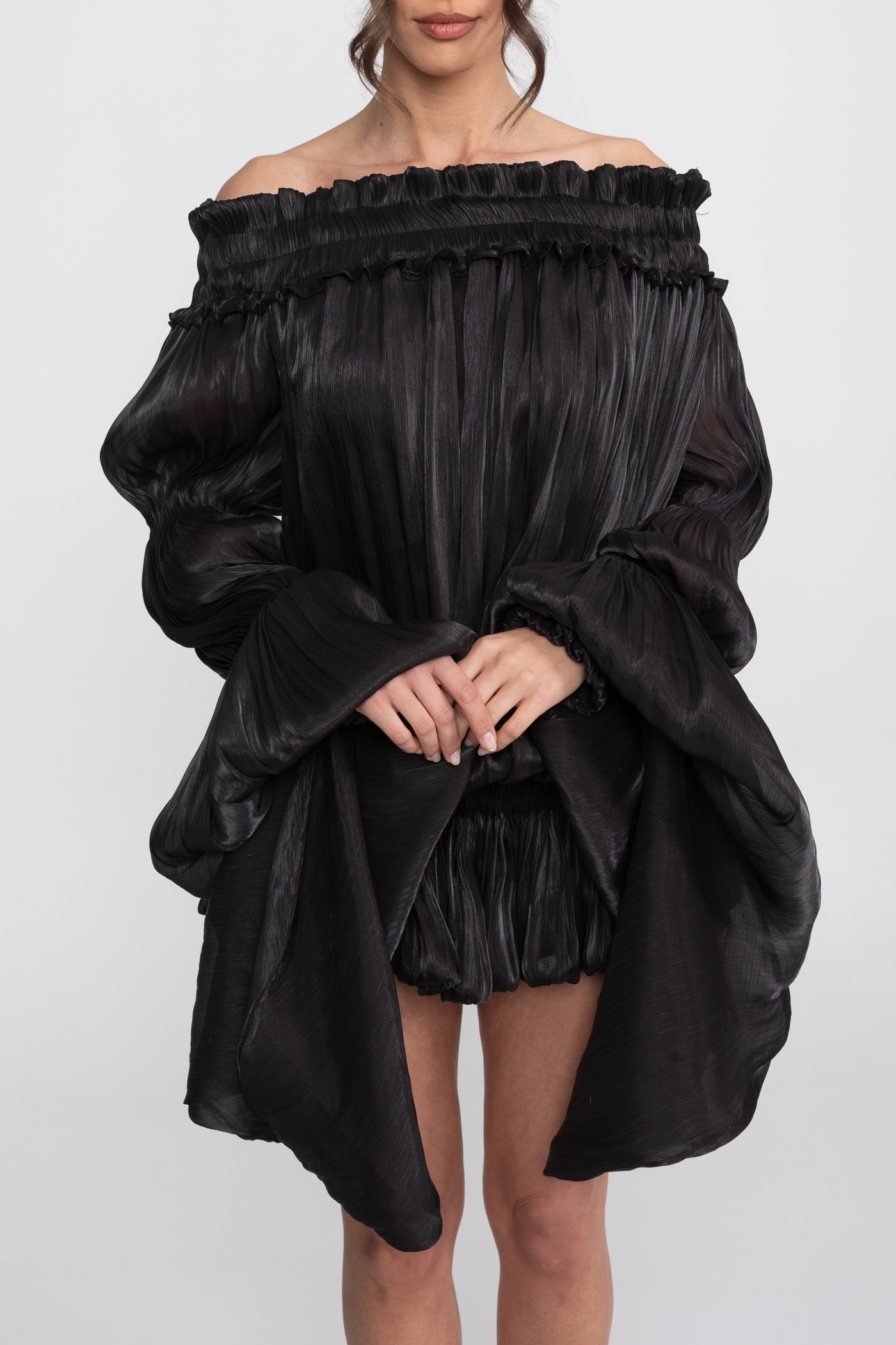 Rochie mini cu umeri goi și volane, cu mâneci drapate - Negru