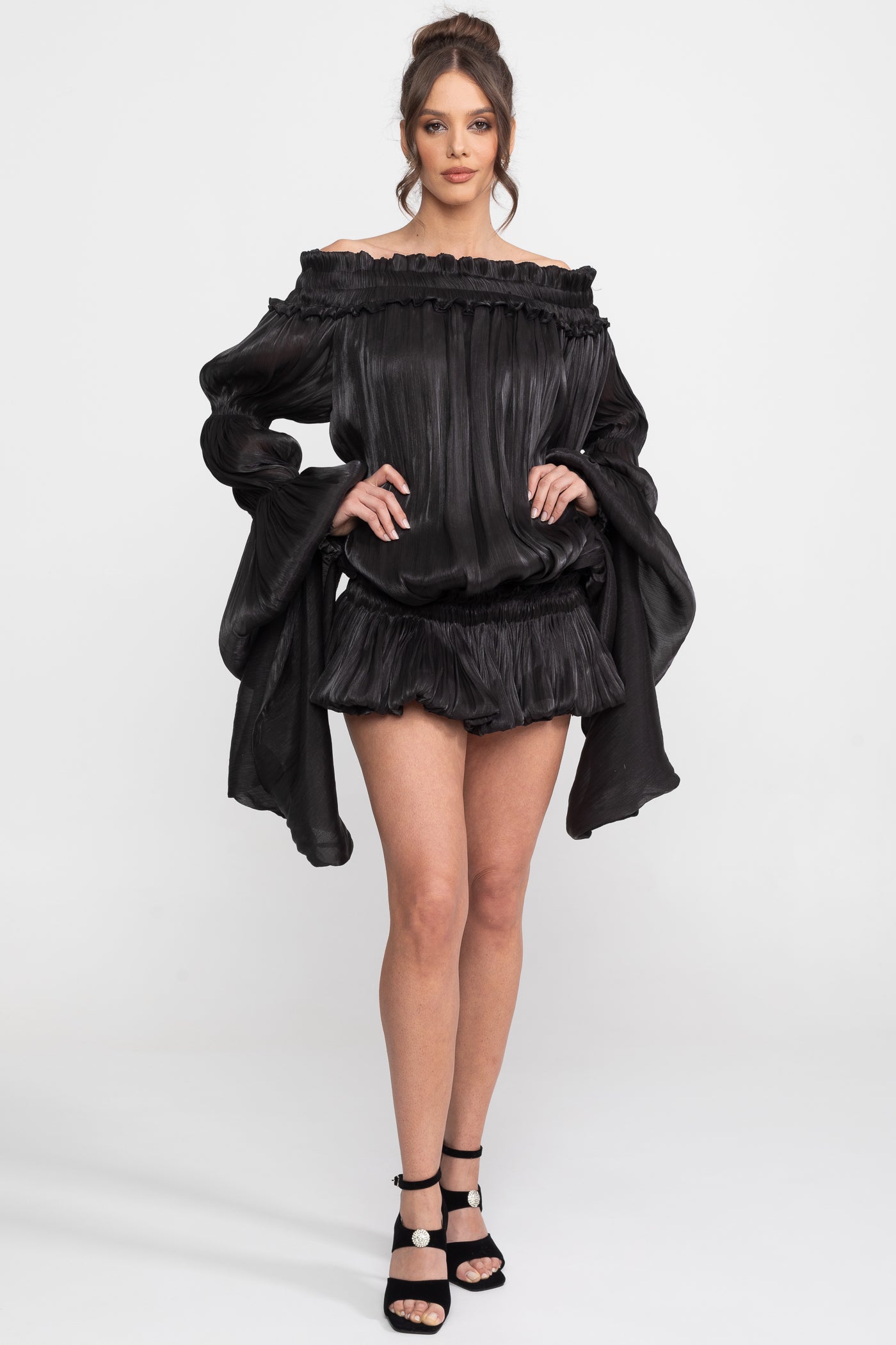 Rochie mini cu umeri goi și volane, cu mâneci drapate - Negru
