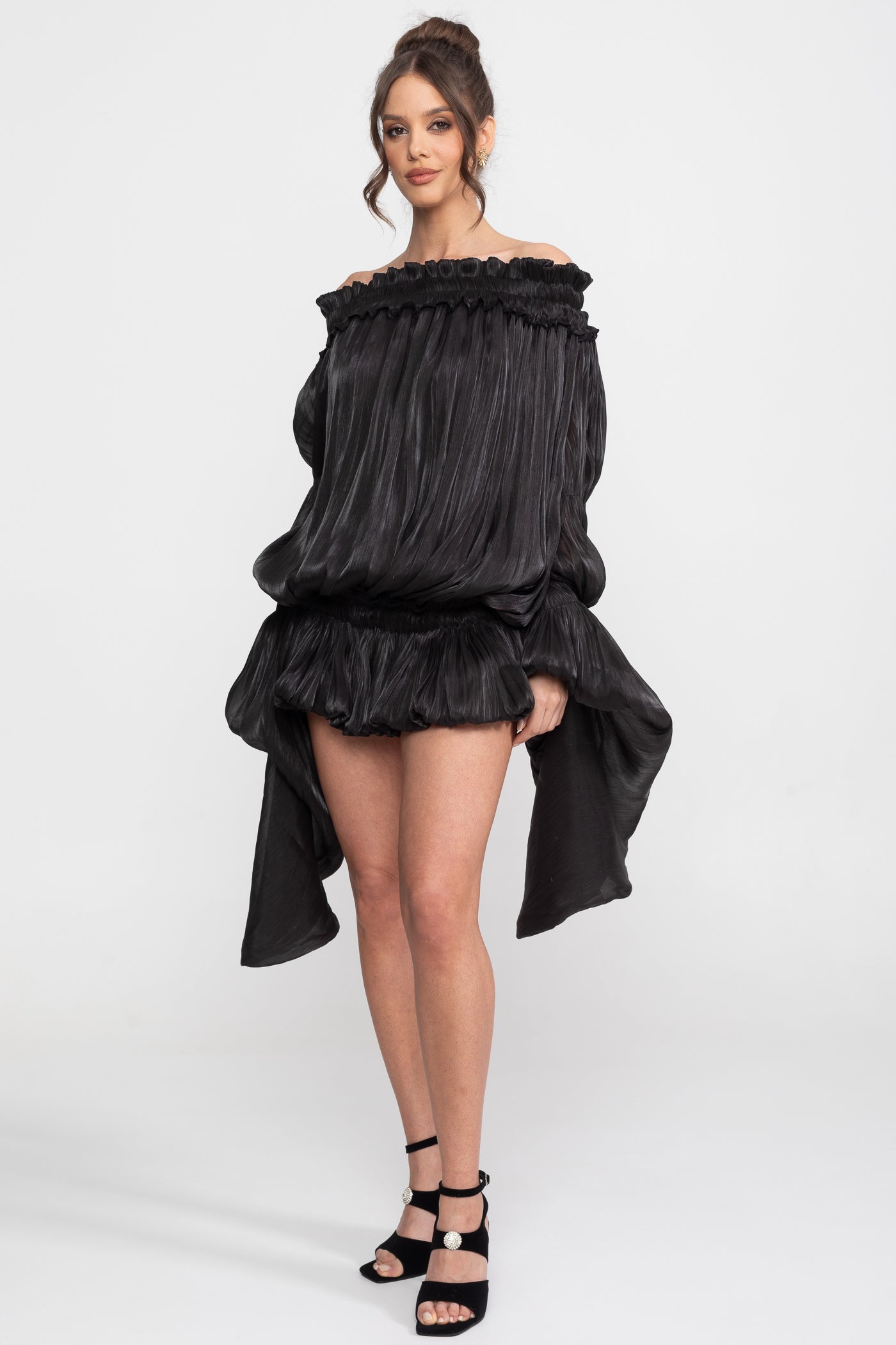 Rochie mini cu umeri goi și volane, cu mâneci drapate - Negru
