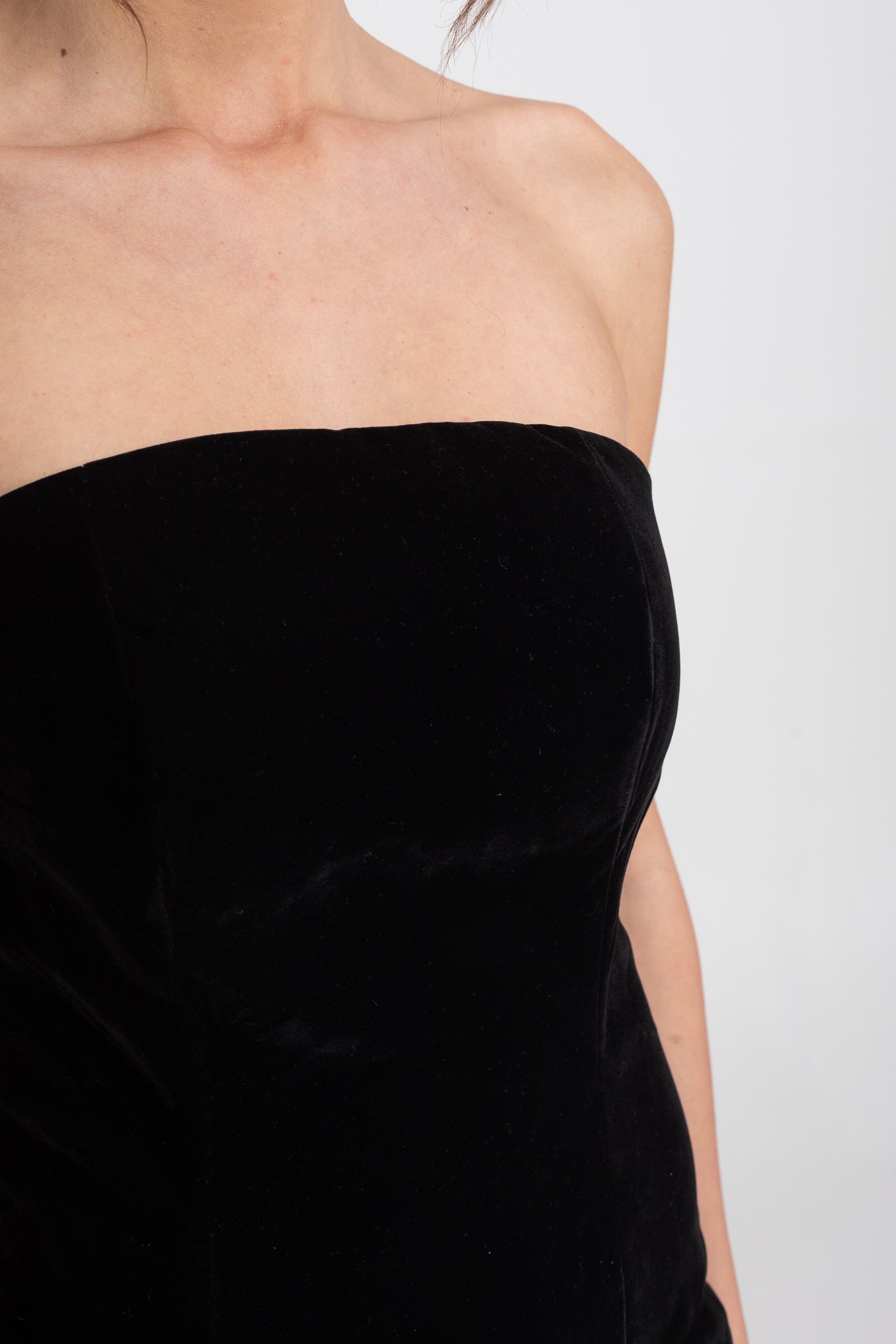 Rochie mini din catifea, fără bretele, cu fustă plisată contrastantă - Negru